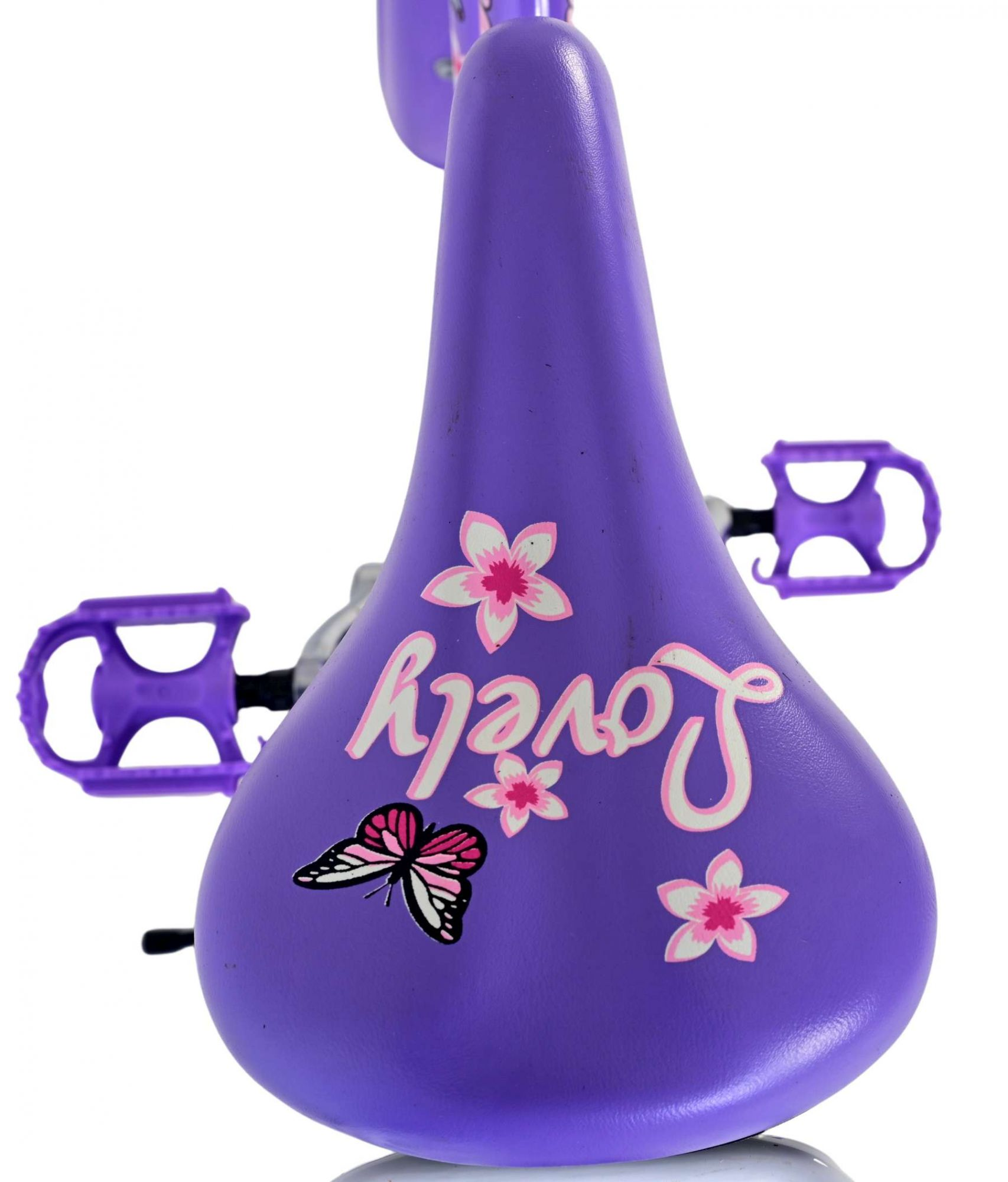 Lila Fahrradsitz mit dem Wort „Lovely“ und Blumen- und Schmetterlingsgrafiken darauf.
