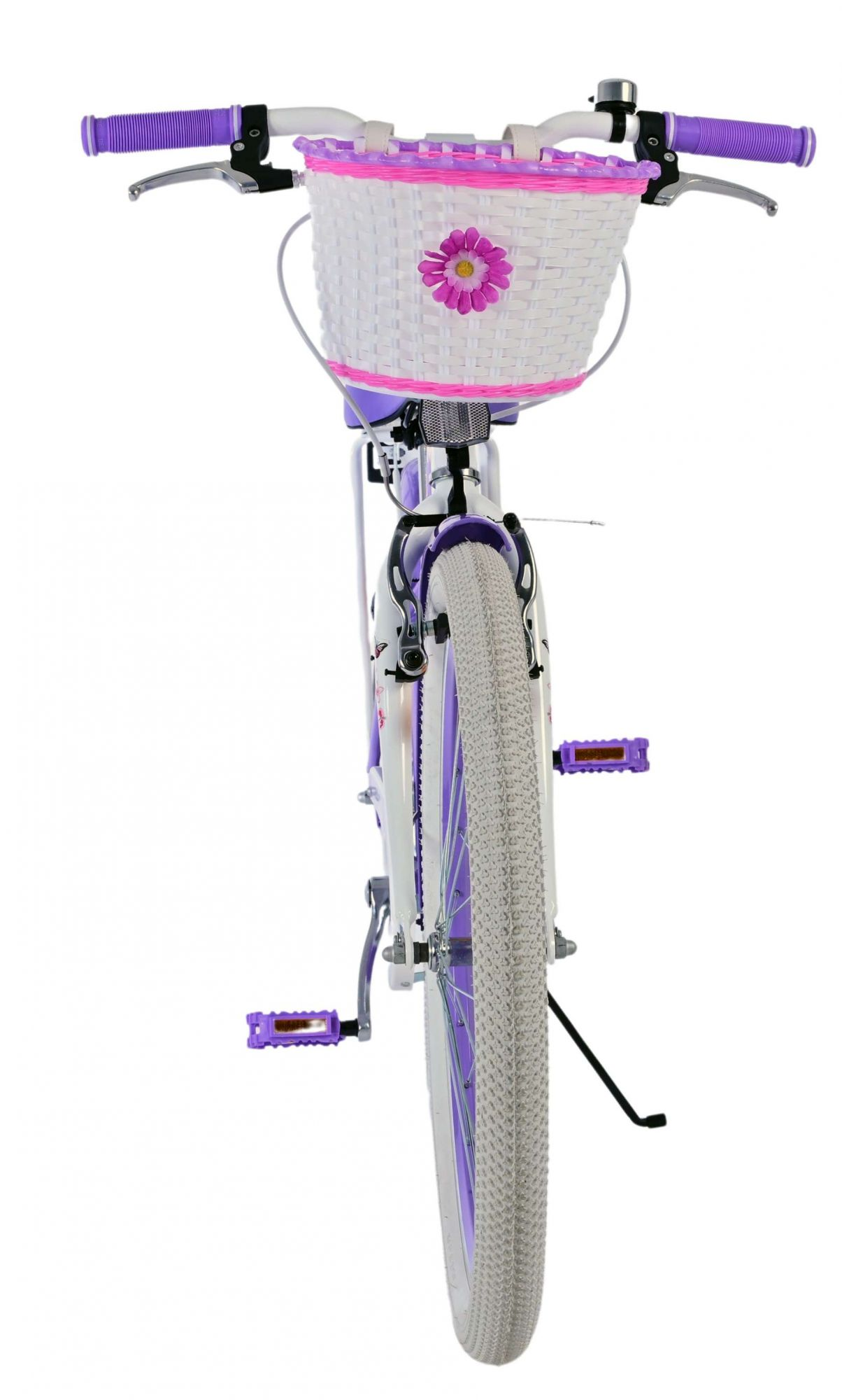 Ein weißes und lila Fahrrad mit Korb und rosa Blume vorne.
