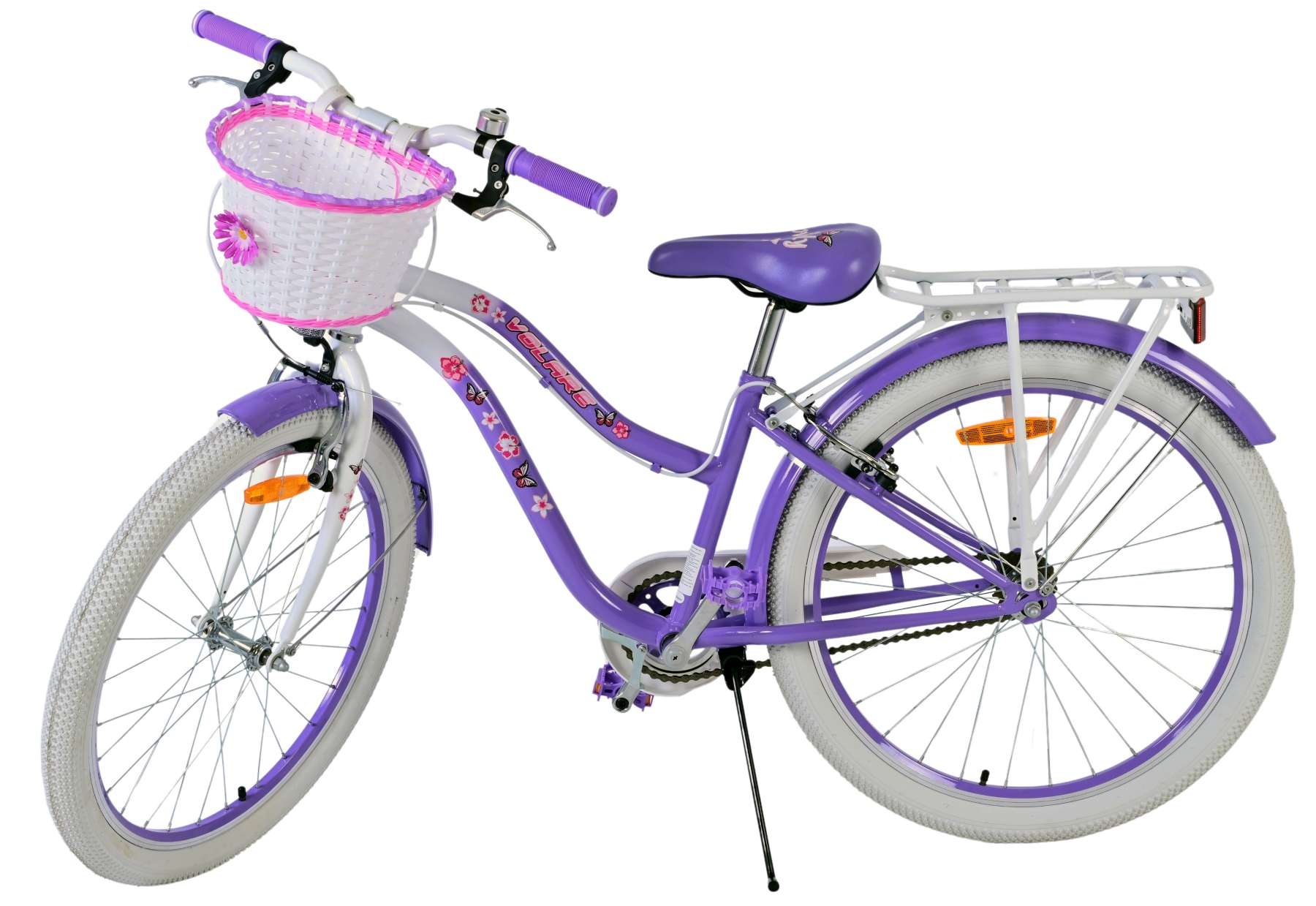 Ein lila-weißes Fahrrad mit Korb, Blumen und weißem Reifen.