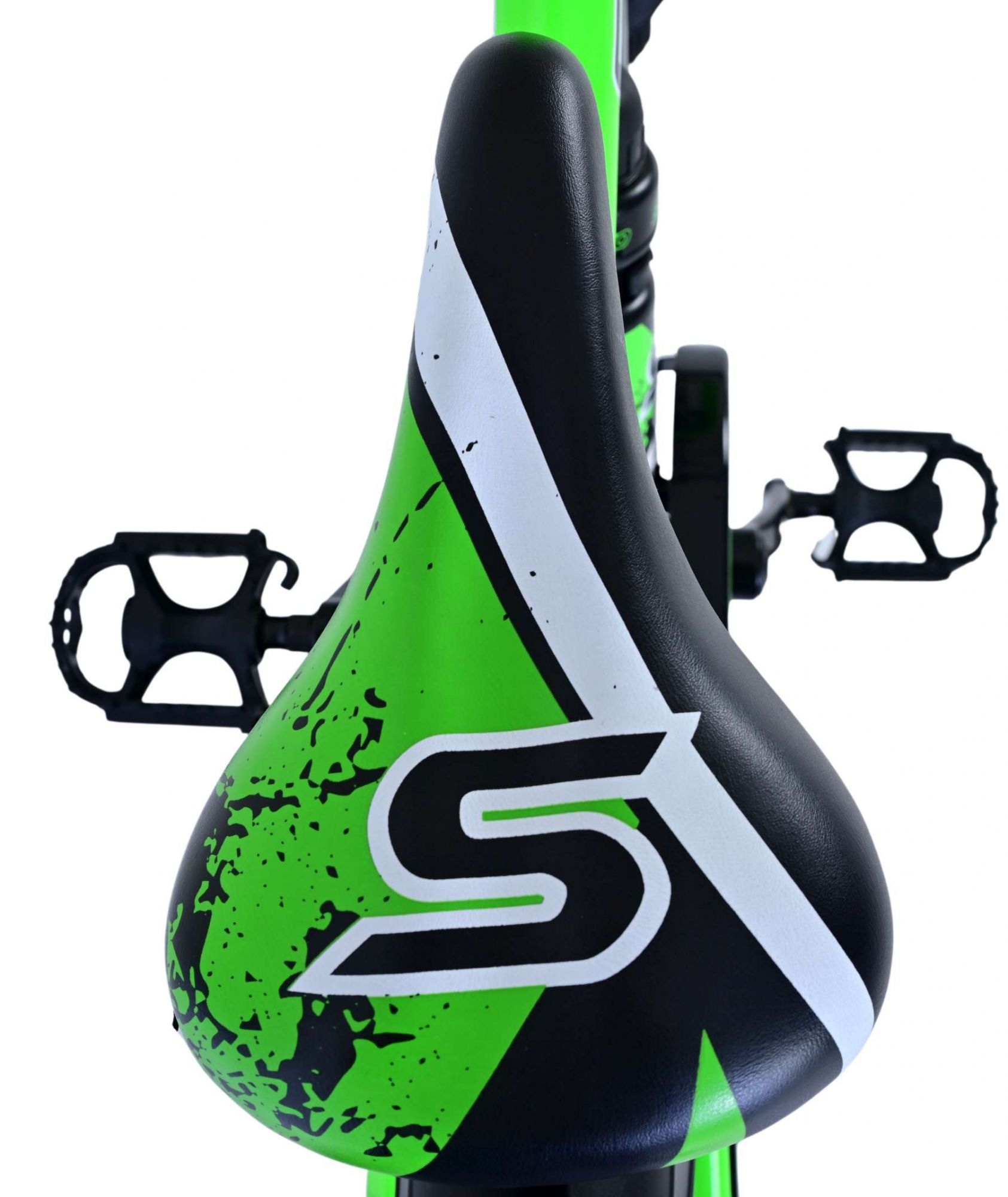 Grün-schwarzer Fahrradsattel mit weißem 'S'-Logo. Pedale sind im Vordergrund.