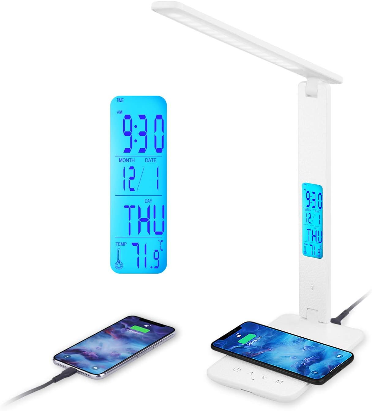 Weiße Schreibtischlampe mit Digitaluhr und zwei Handys, die darauf geladen werden.