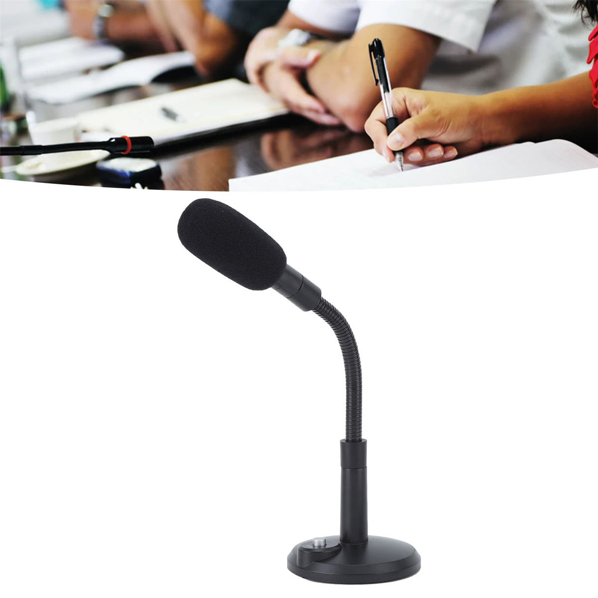 Mikrofon auf einem Ständer mit flexiblem Hals. Hintergrund zeigt Personen an einem Tisch.