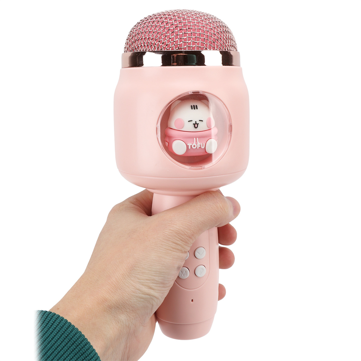 Hand, die ein rosa Spielzeugmikrofon mit einer Cartoonfigur im Inneren hält.