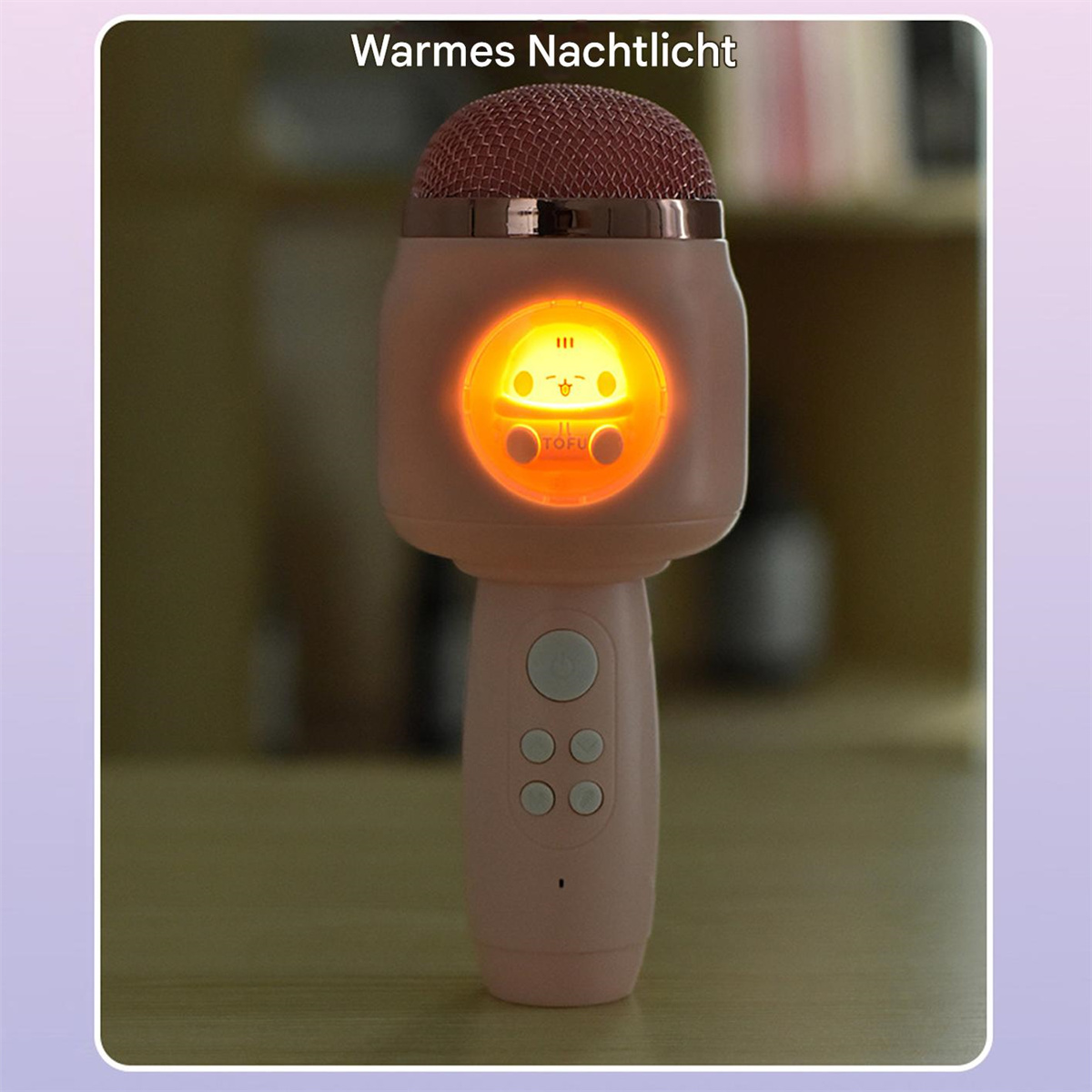 Ein pinkes Karaoke-Mikrofon mit einem Cartoon-Gesicht und einem Licht im Inneren. Es steht auf einer Holzoberfläche.