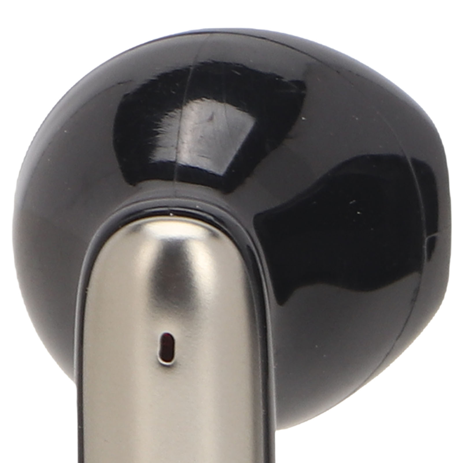 Nahaufnahme eines schwarzen Ohrhörers und eines silbernen Stiels eines In-Ear-Kopfhörers, isoliert auf Weiß.