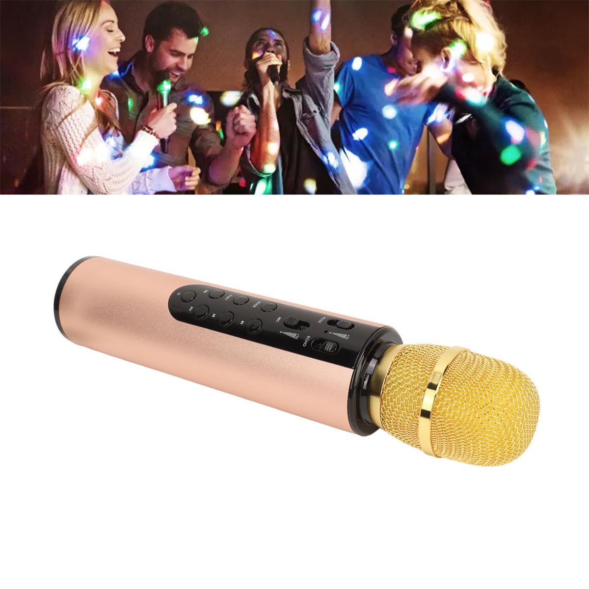 Ein goldenes Mikrofon mit schwarzen Knöpfen vor einer Gruppe von Leuten. Sie sind in einem Raum mit Lichtern.