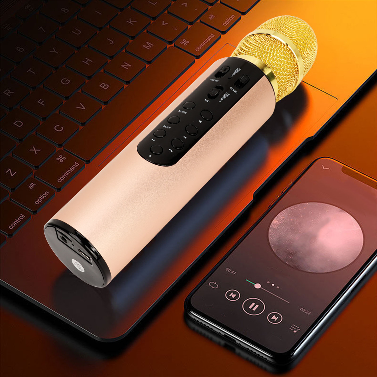 Ein gold-rosa Mikrofon mit Laptop und Smartphone, das eine Musikoberfläche zeigt.
