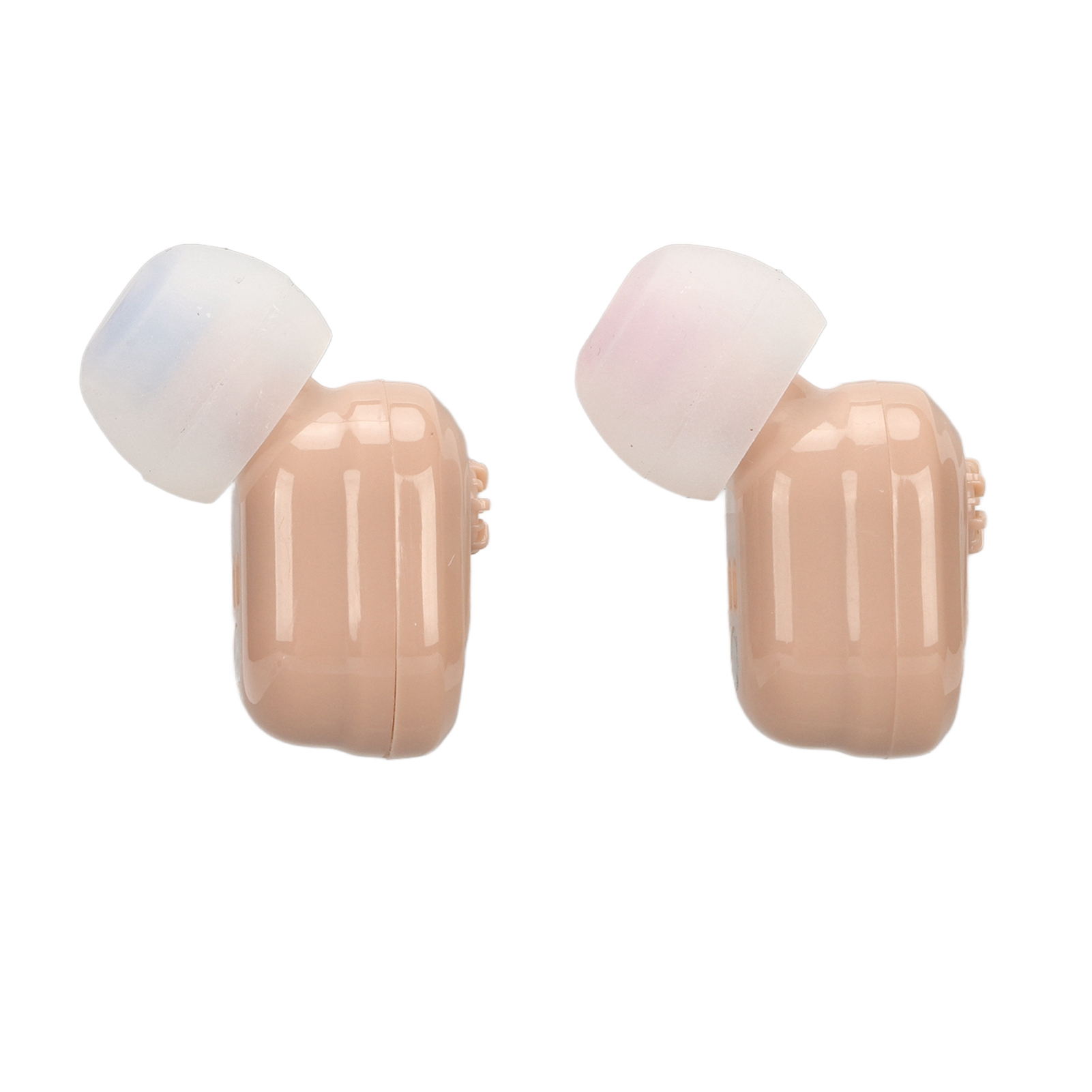 Zwei beige Hörgeräte mit weißen Ohrspitzen. Sie haben eine kleine, rechteckige Form.