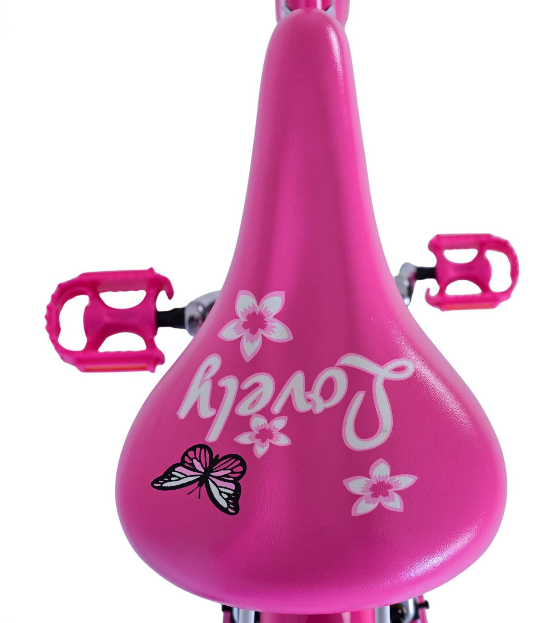 Nahaufnahme eines rosa Fahrradsitzes mit 'Lovely' und Blumendekalen.