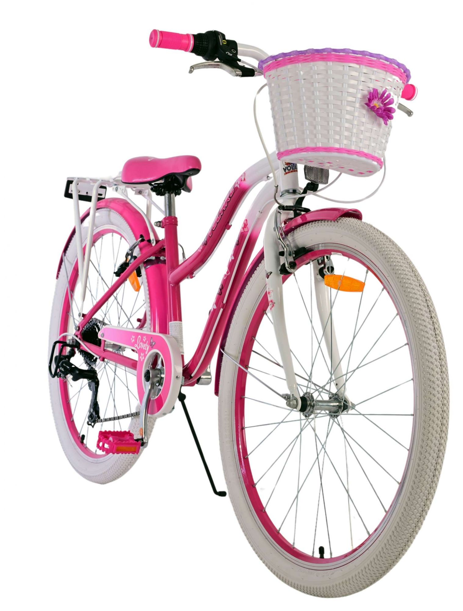 Ein rosa Mädchenfahrrad mit weißem Korb und Rädern. Das Fahrrad steht vor weißem Hintergrund.