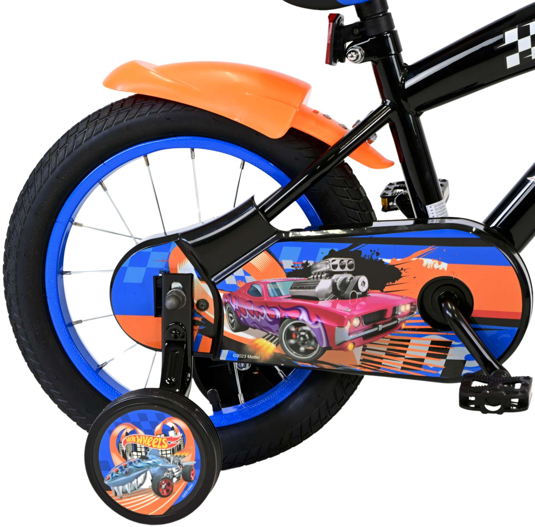 Ein schwarz-oranges Hot Wheels Fahrrad. Das Fahrrad hat Stützräder und Hot Wheels Grafiken auf dem Rahmen.