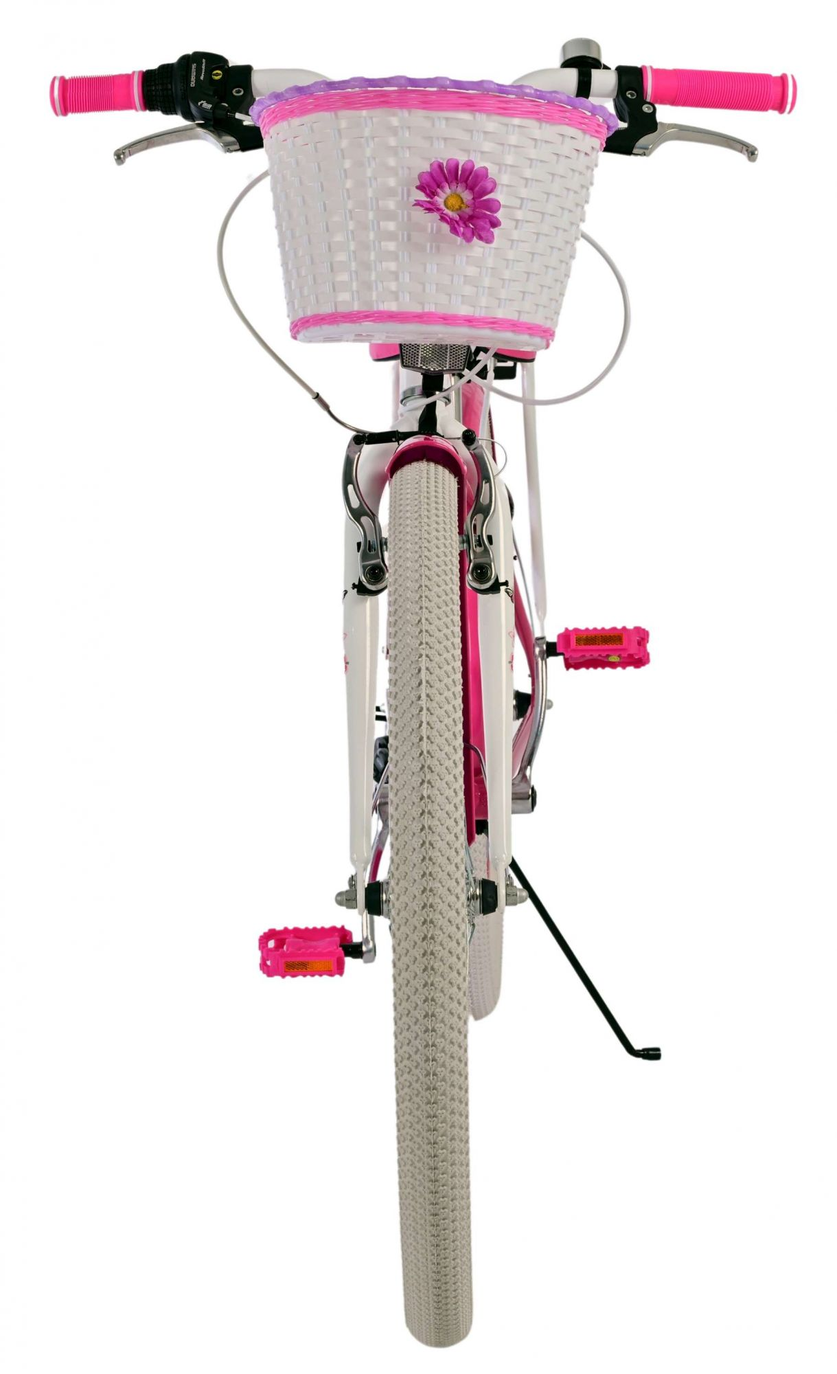 Vorderansicht eines weiß-rosa Fahrrads mit Korb und rosa Pedalen, auf weißem Hintergrund.