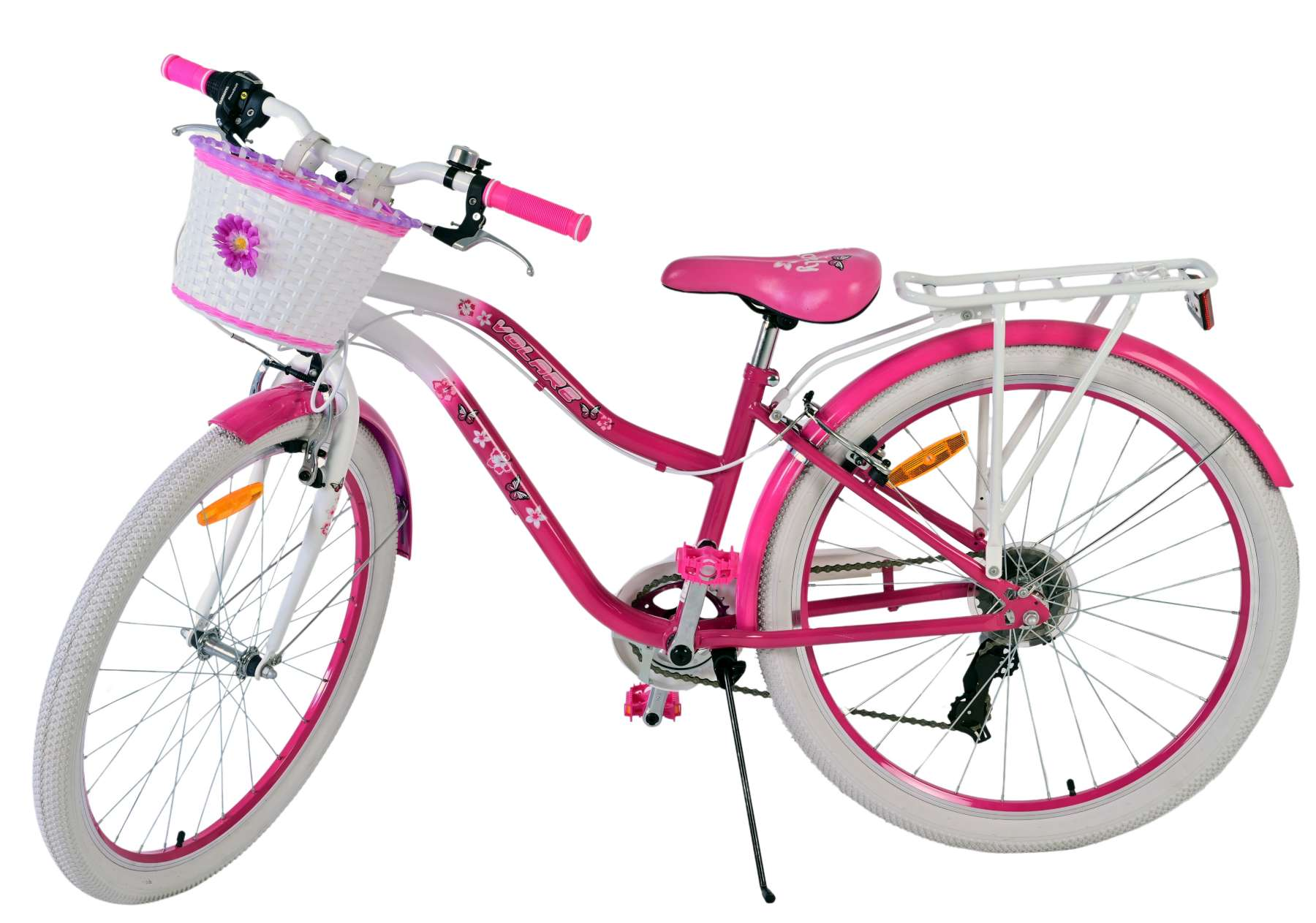 Rosa Fahrrad mit Korb. Weiße Reifen. Weißer Hintergrund.