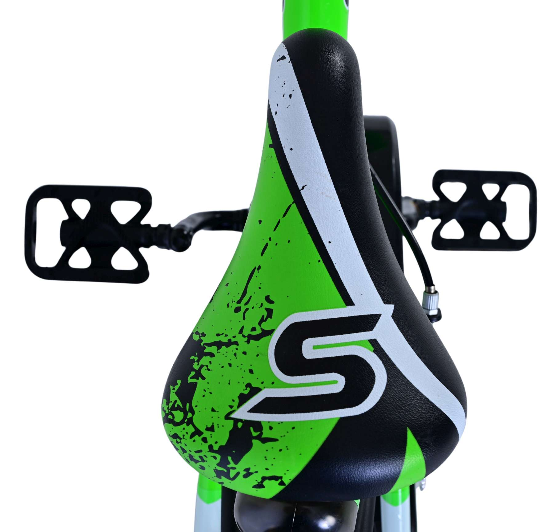Ein Fahrradsattel, schwarz mit grünem Farbspritzer und weißem „S“-Logo, vor weißem Hintergrund.
