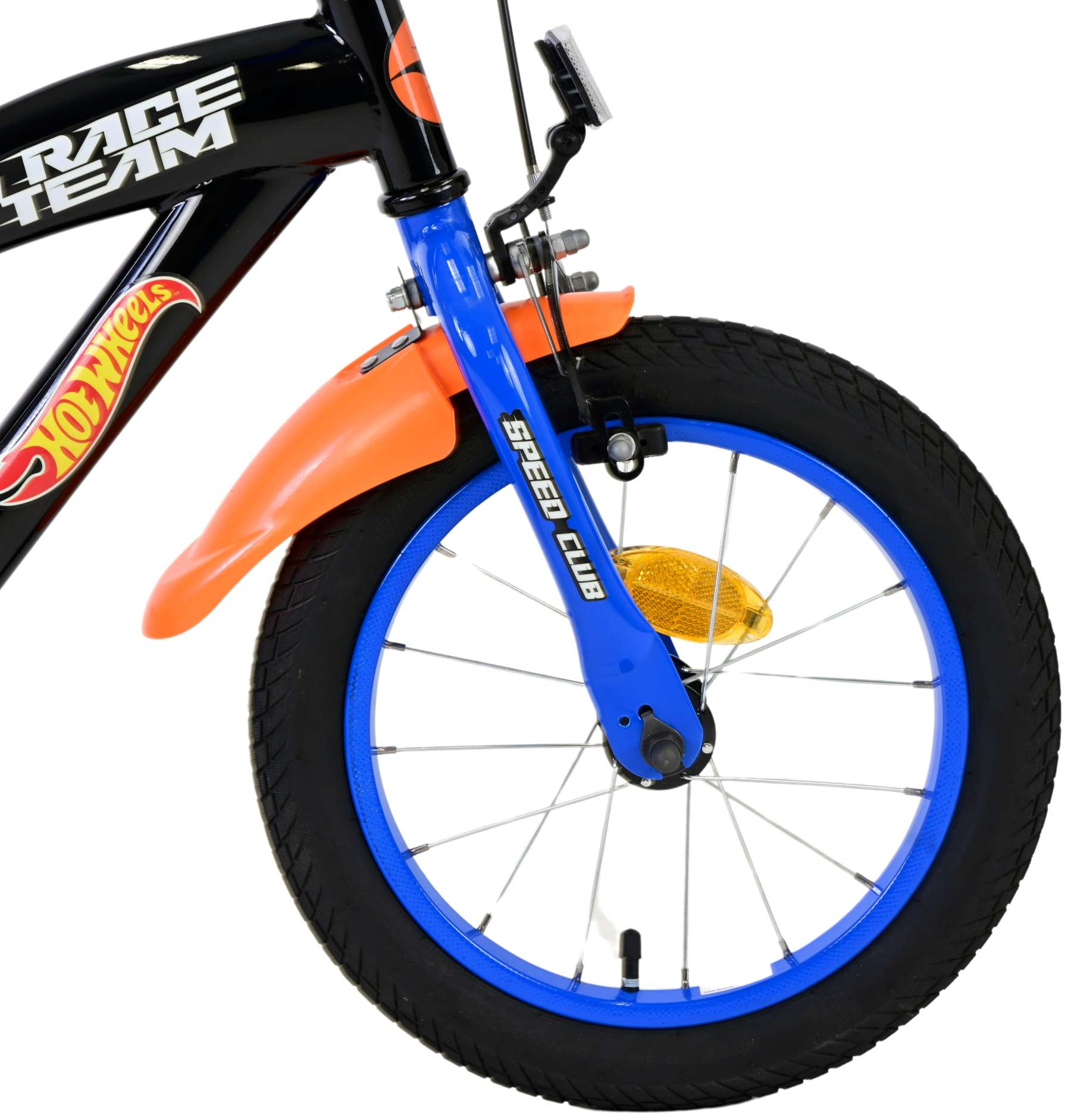 Schwarz-oranges Hot Wheels Fahrrad mit blauen Akzenten, Vorderrad und weißem Hintergrund.
