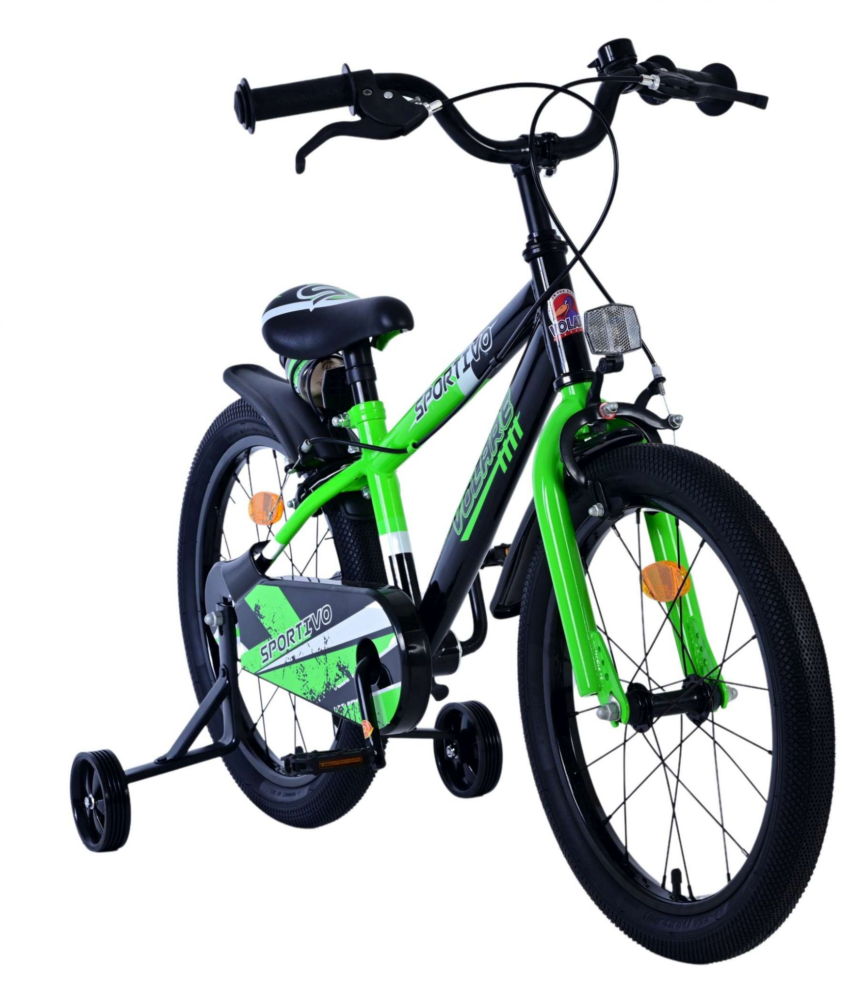 Grünes und schwarzes Kinderfahrrad mit Stützrädern. Es hat einen schwarzen Sitz und Lenker. Weißer Hintergrund.