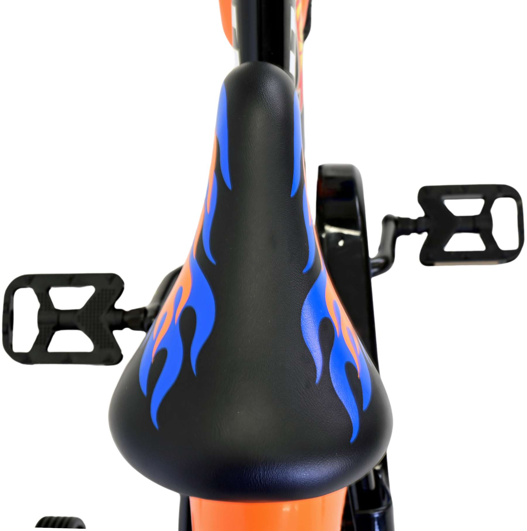 Ein schwarzer Fahrradsattel mit einem Flammendesign in Blau und Orange.