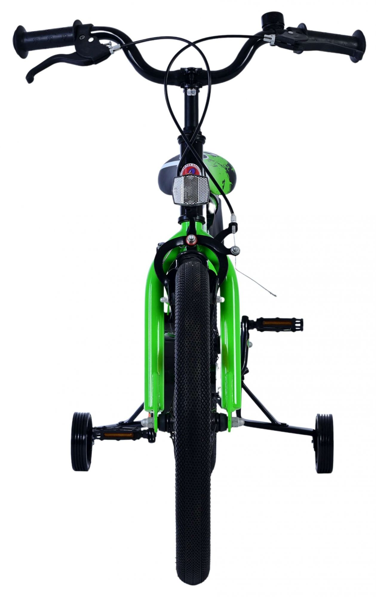 Ein grünes Kinderfahrrad von vorne betrachtet, mit Stützrädern.