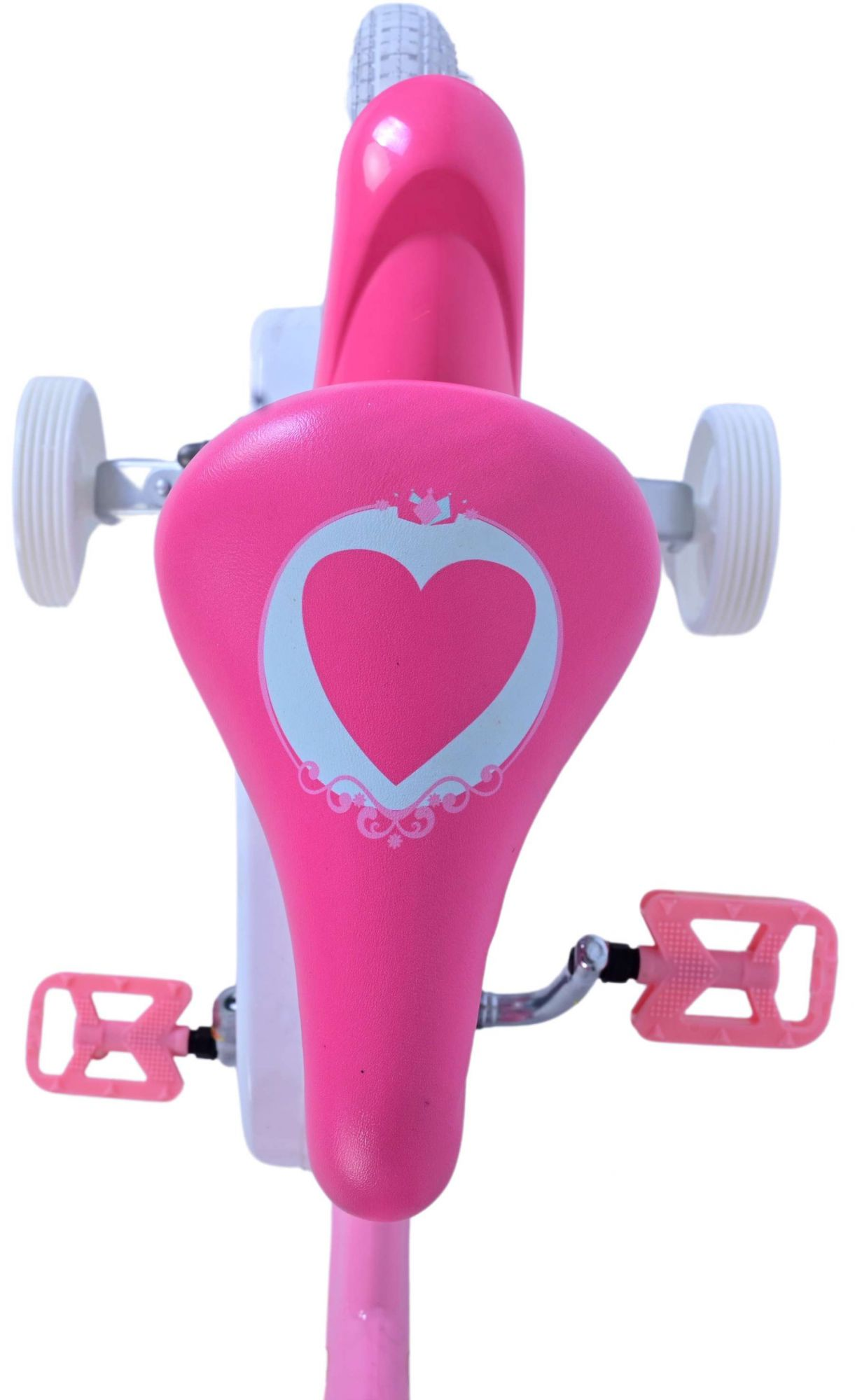Rosa Kindersitz mit Herzdesign und Pedalen, aus der Vogelperspektive.