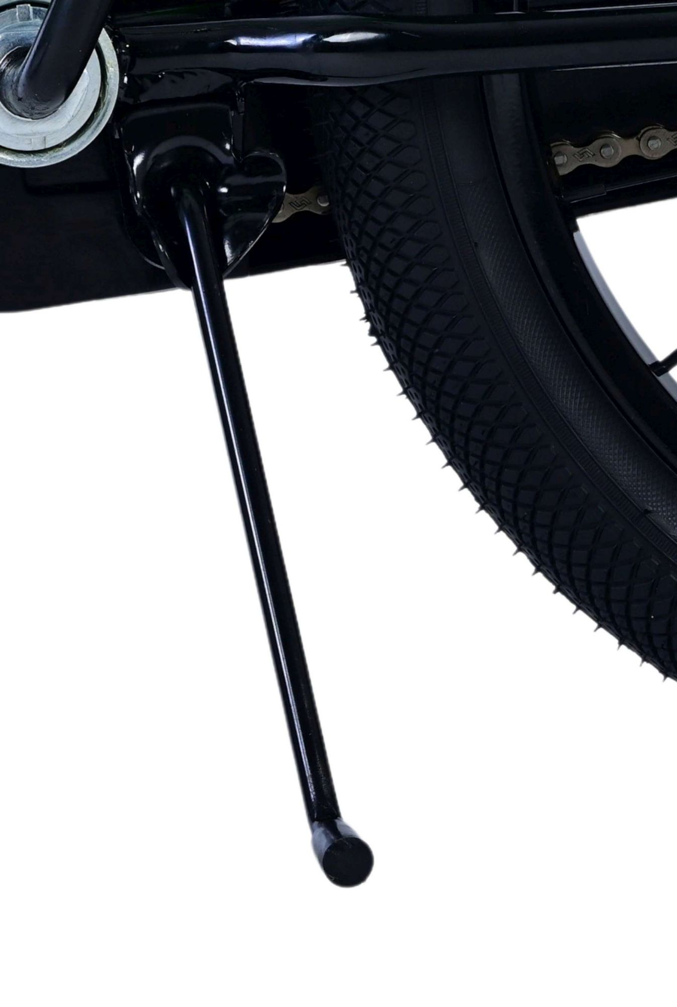 Schwarzer Fahrradständer ausgefahren neben einem Reifen und einer Kette auf weißem Hintergrund.