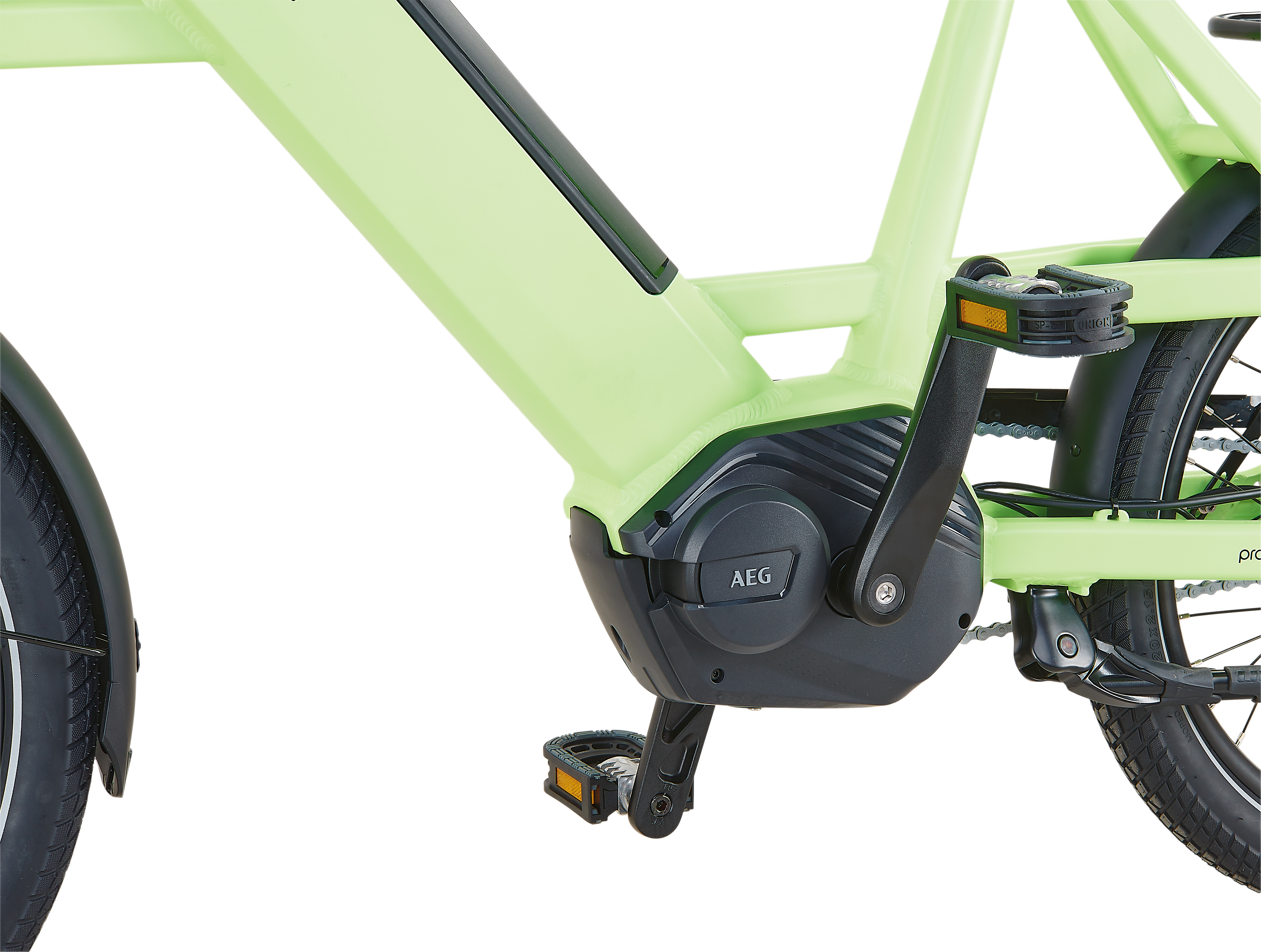 Ein grünes Elektrofahrrad mit Motor, Pedalen und AEG-Branding am Rahmen.