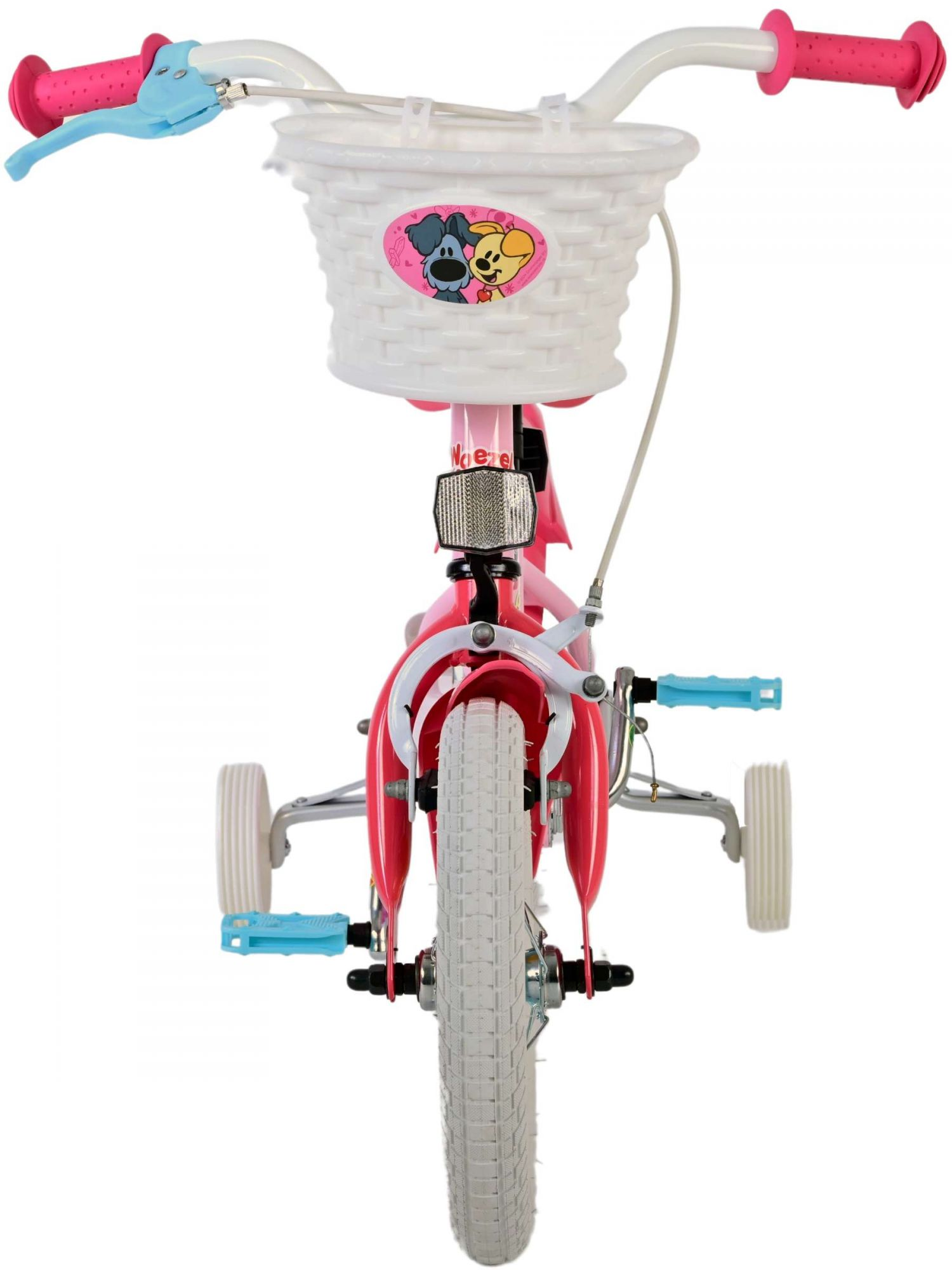 Ein rosa-weißes Fahrrad mit Stützrädern. Es hat einen Korb mit einem Cartoon. Weißer Hintergrund.