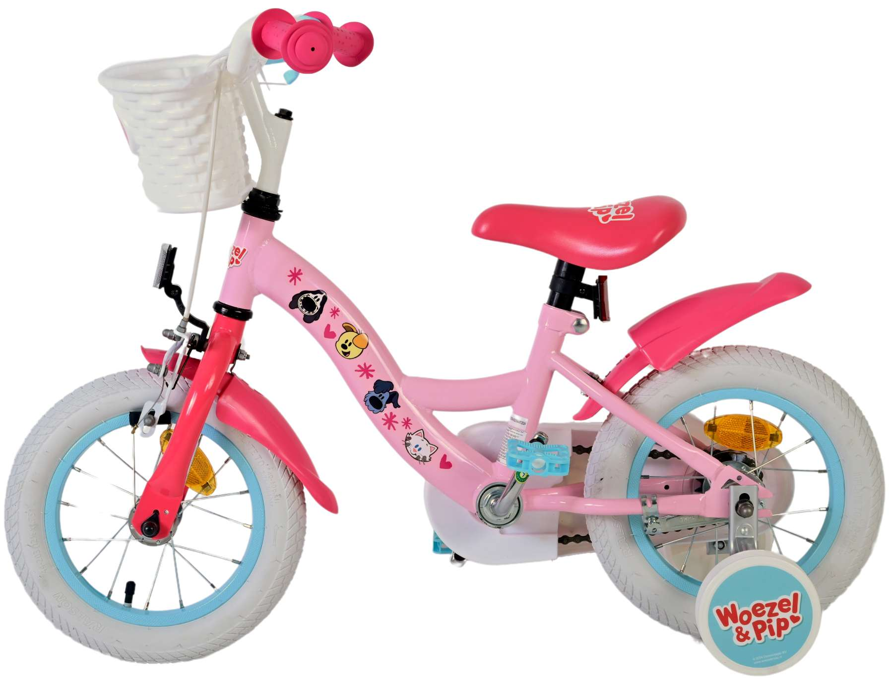 Ein rosa Kinderfahrrad mit weißen Reifen und Stützrädern. Es hat einen Korb und rosa Akzente.