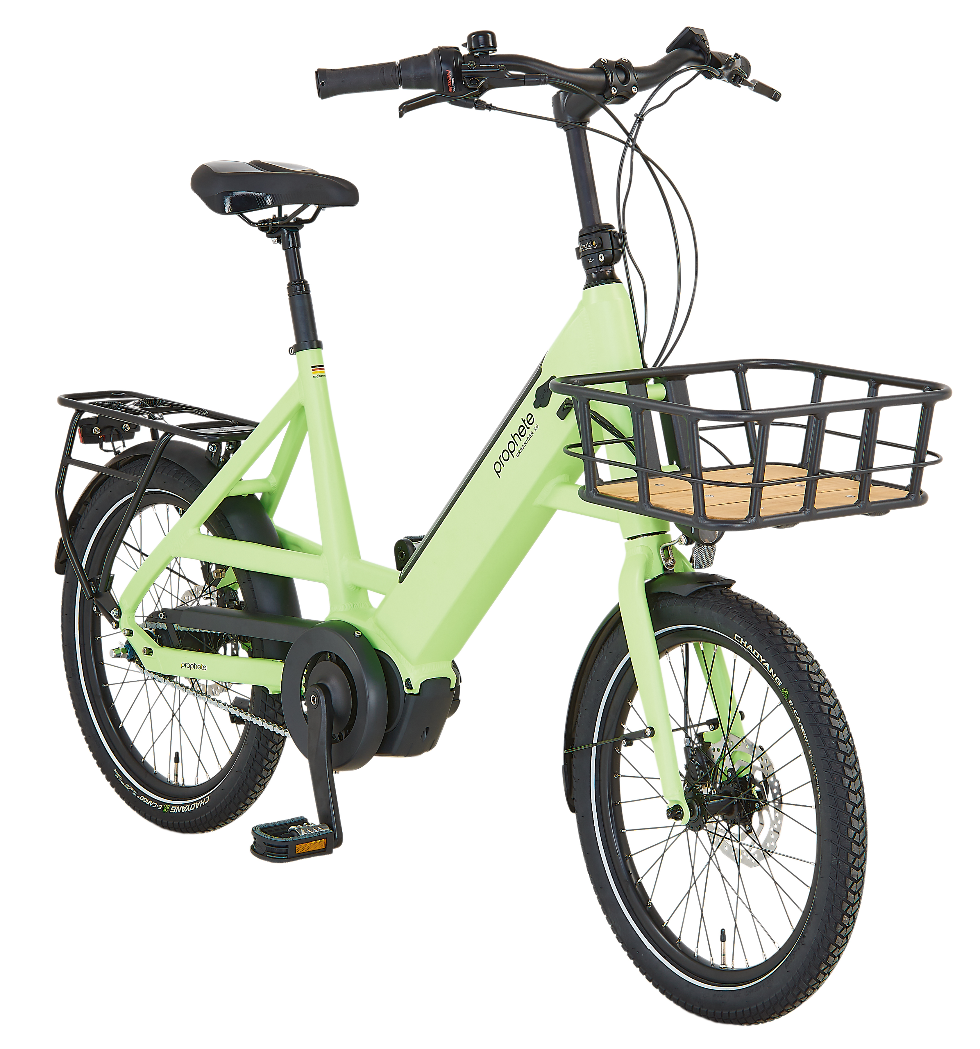 Grünes Elektrofahrrad mit Korb. Schwarze Reifen, Gepäckträger und Sitz, auf weißem Hintergrund.