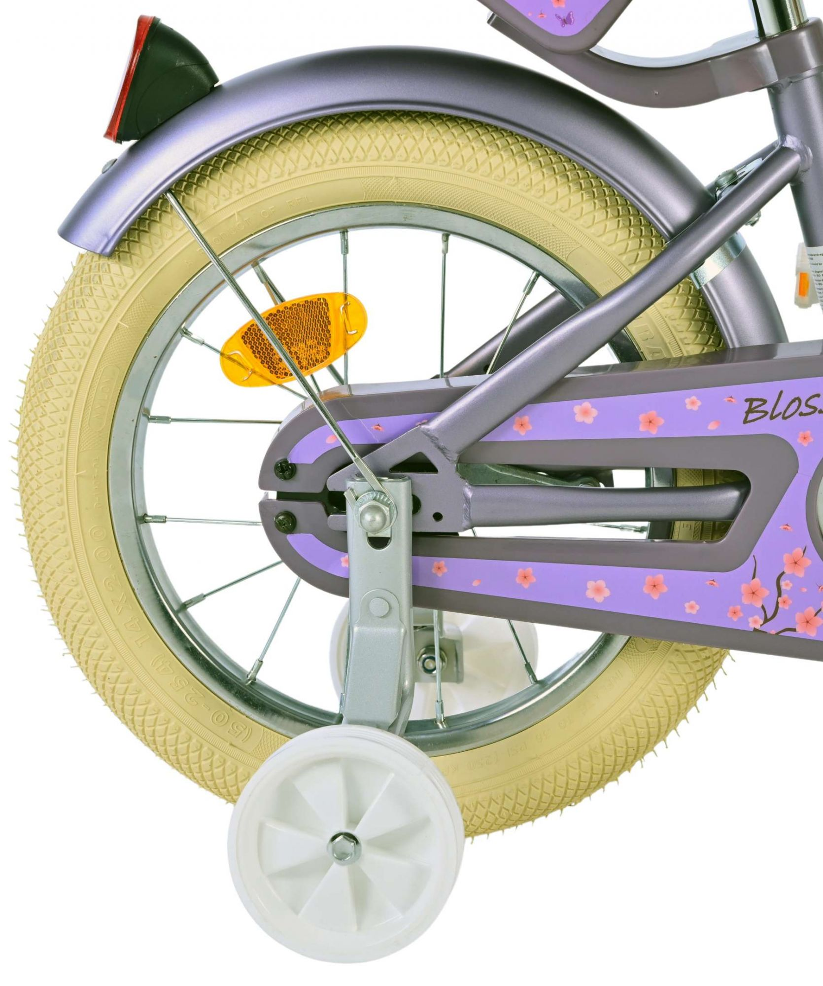 Nahaufnahme eines Fahrradrads mit Stützrädern. Das Fahrrad ist lila mit rosa Blumenakzenten.