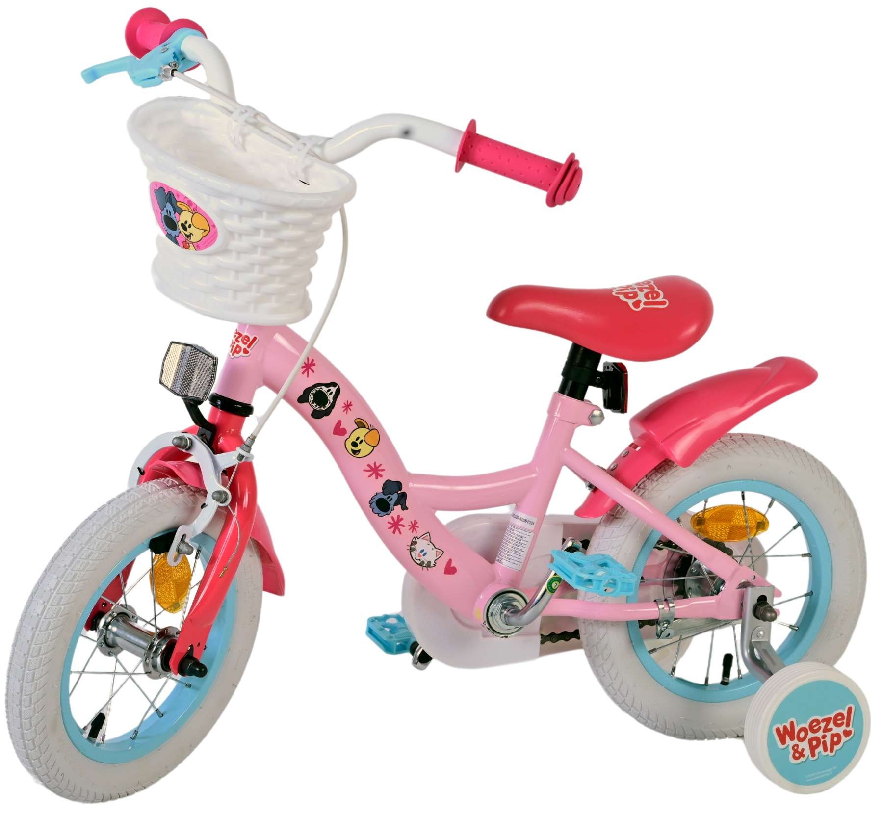 Ein rosa Kinderfahrrad mit Korb, Stützrädern und rotem Sitz. Es steht Woezel & Pip drauf.