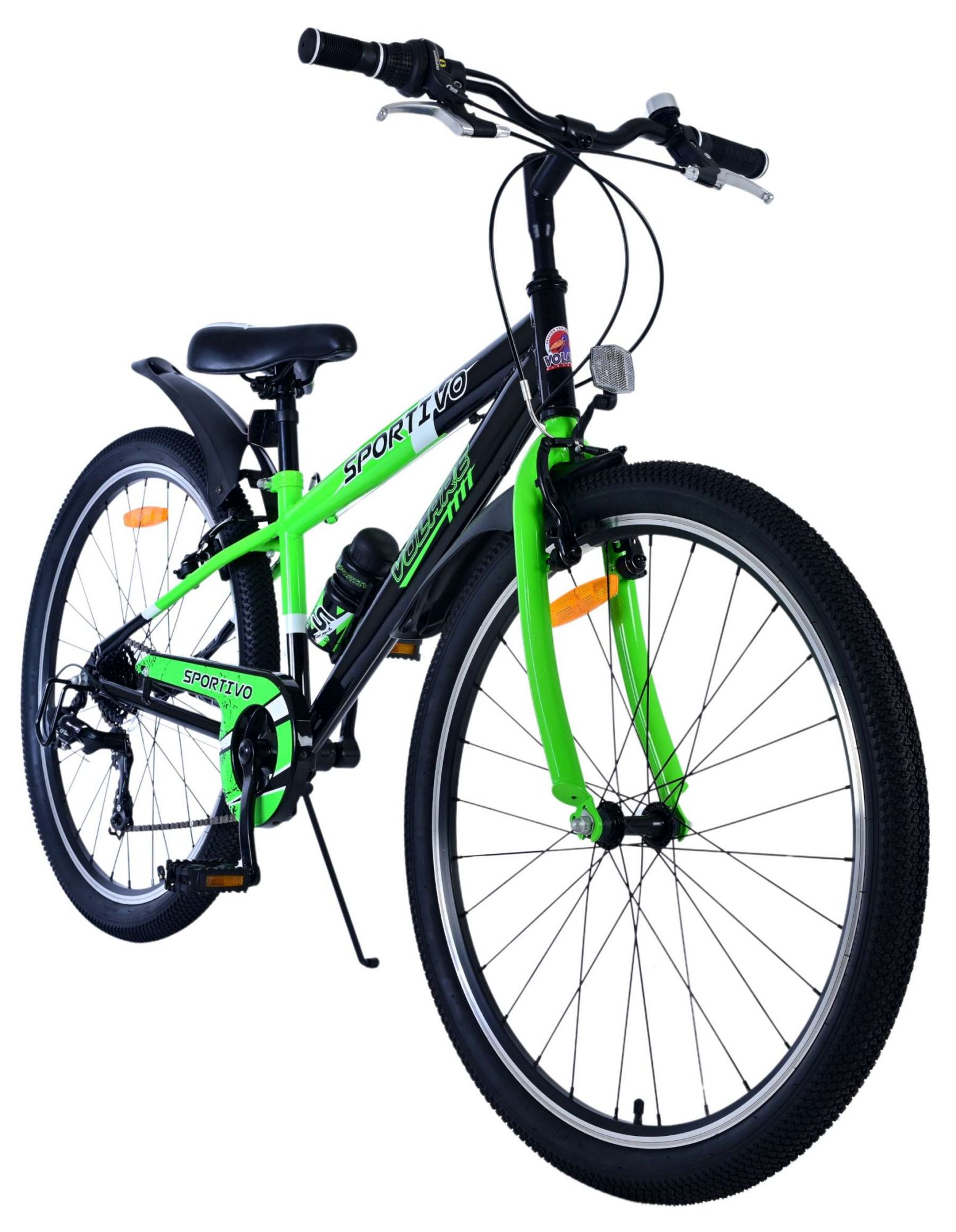 Ein grün-schwarzes Fahrrad mit schwarzem Rahmen, schwarzen Reifen und einem Wasserflaschenhalter. Es ist auf weißem Hintergrund.