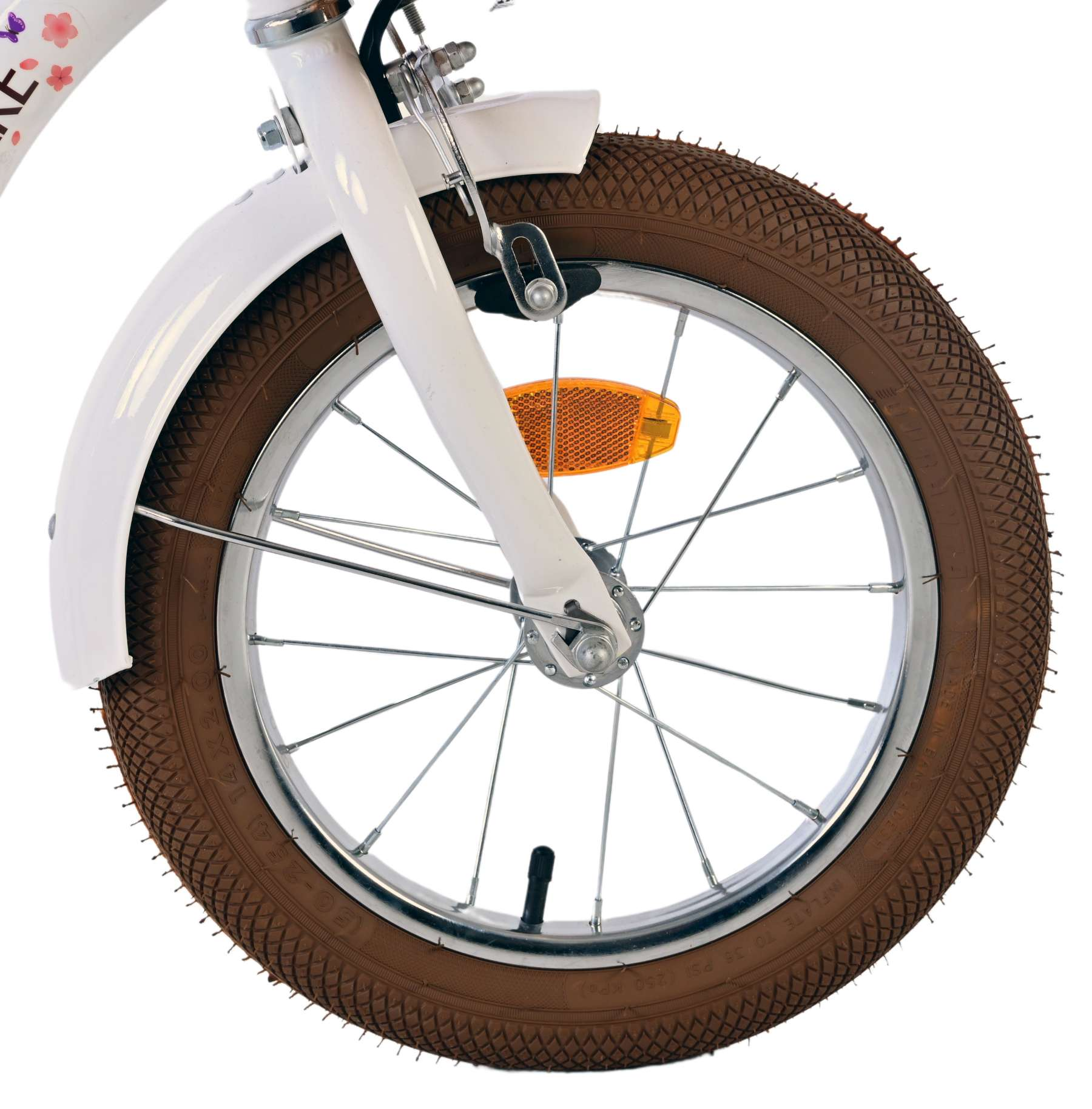 Nahaufnahme eines Fahrradreifens. Der Reifen ist braun, der Kotflügel ist weiß und ein orangefarbener Reflektor ist sichtbar.