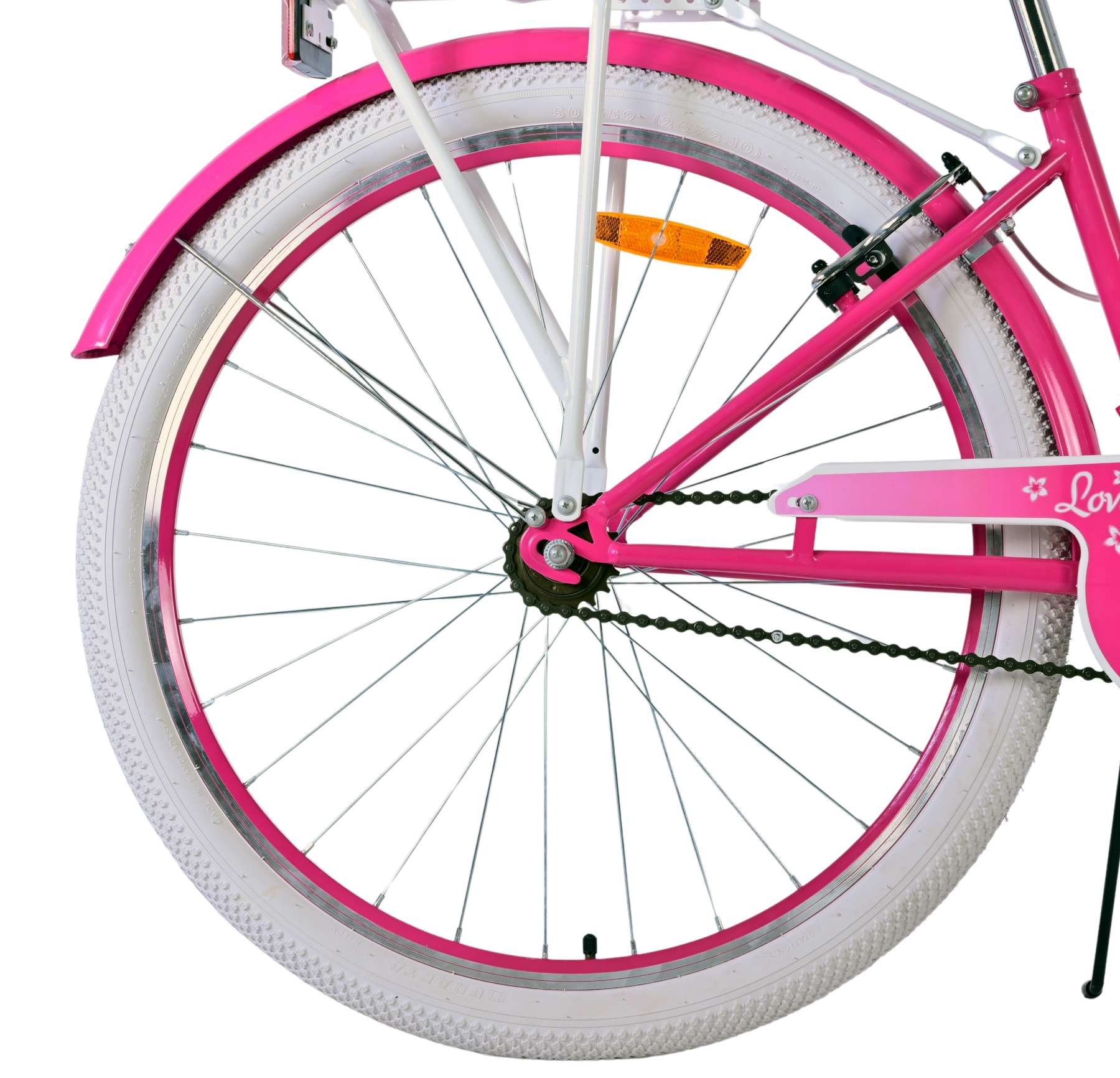 Ein rosa Fahrradrad mit weißem Reifen und rosa Rahmendetails vor weißem Hintergrund.