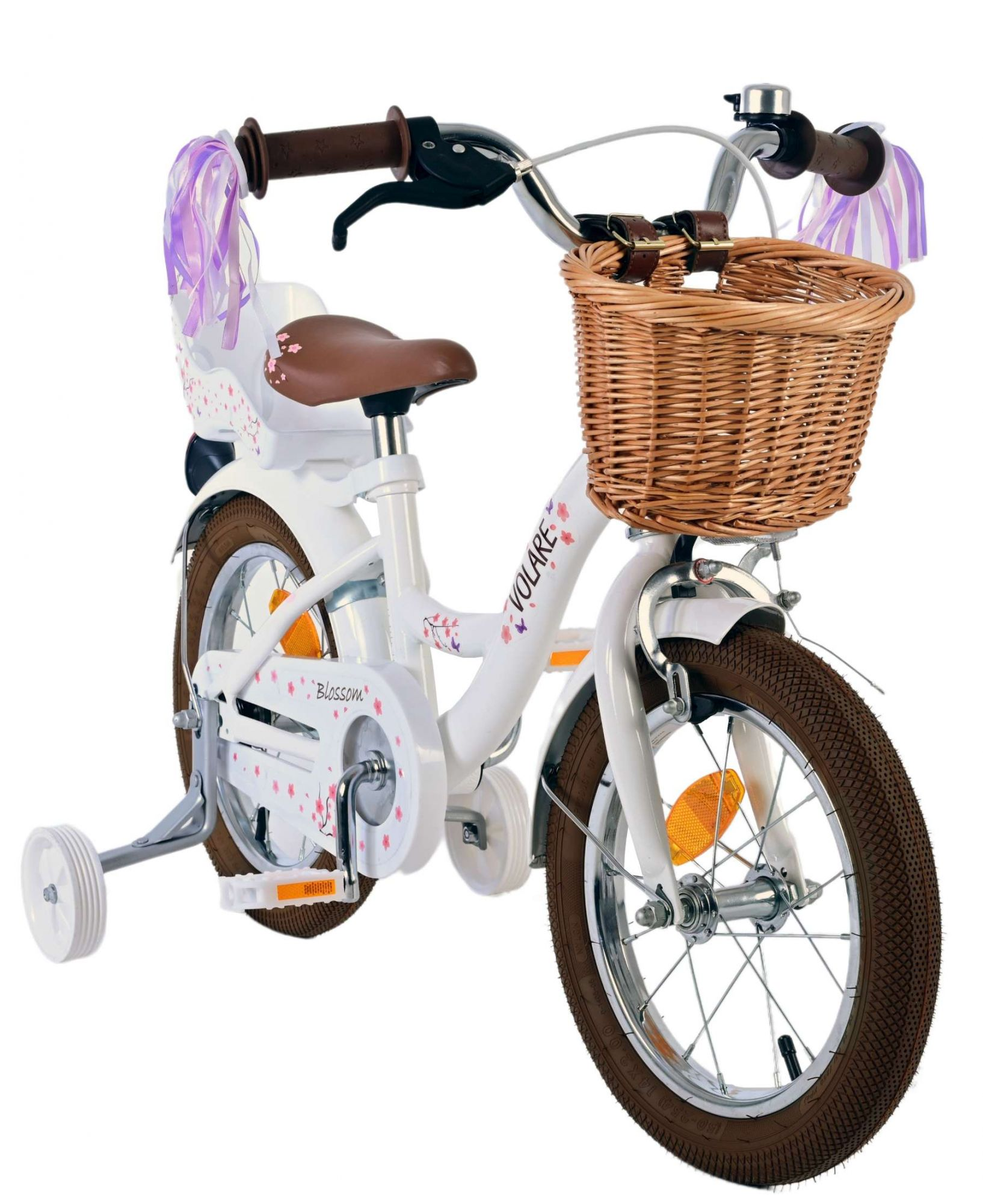 Weißes Kinderfahrrad mit Korb, Stützrädern und braunem Sitz. Das Fahrrad hat lila Akzente.