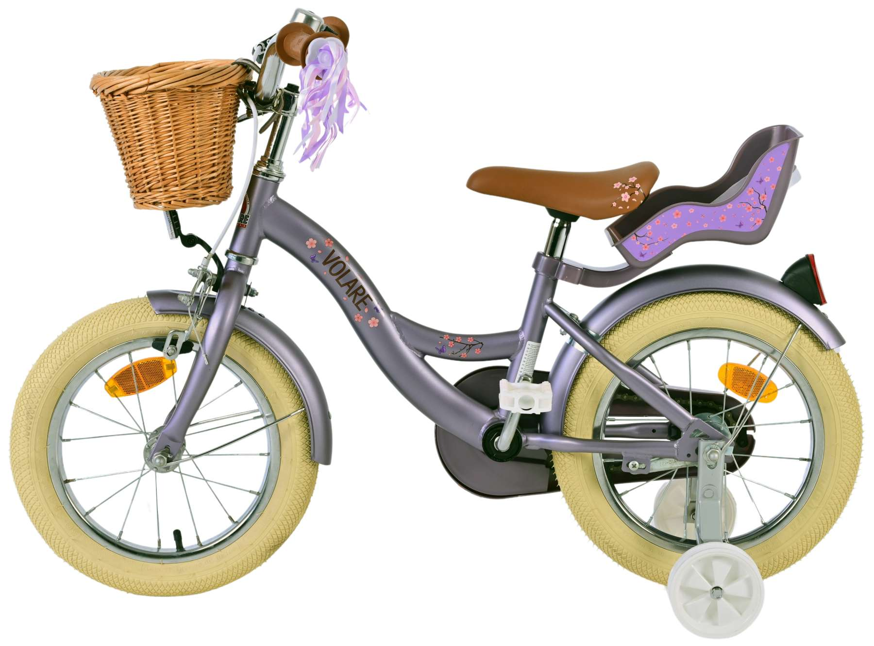 Lila Mädchenfahrrad mit Korb und Stützrädern. Beige Reifen, weißer Hintergrund.