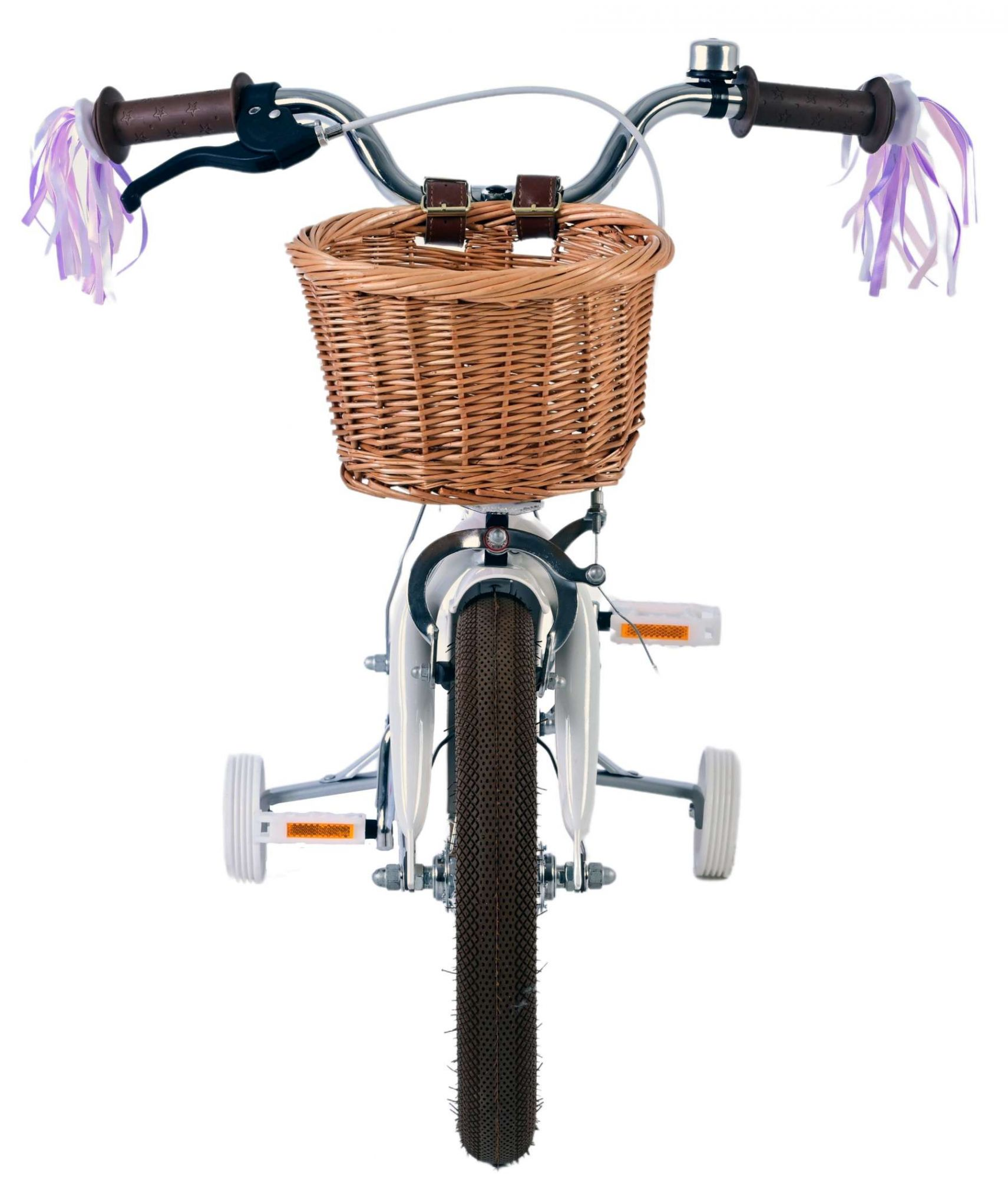 Weißes Kinderfahrrad mit Korb und Stützrädern.