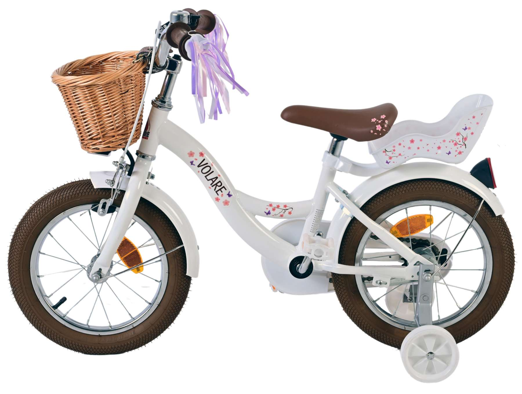 Weißes Fahrrad mit Korb, Stützrädern und braunem Sattel.