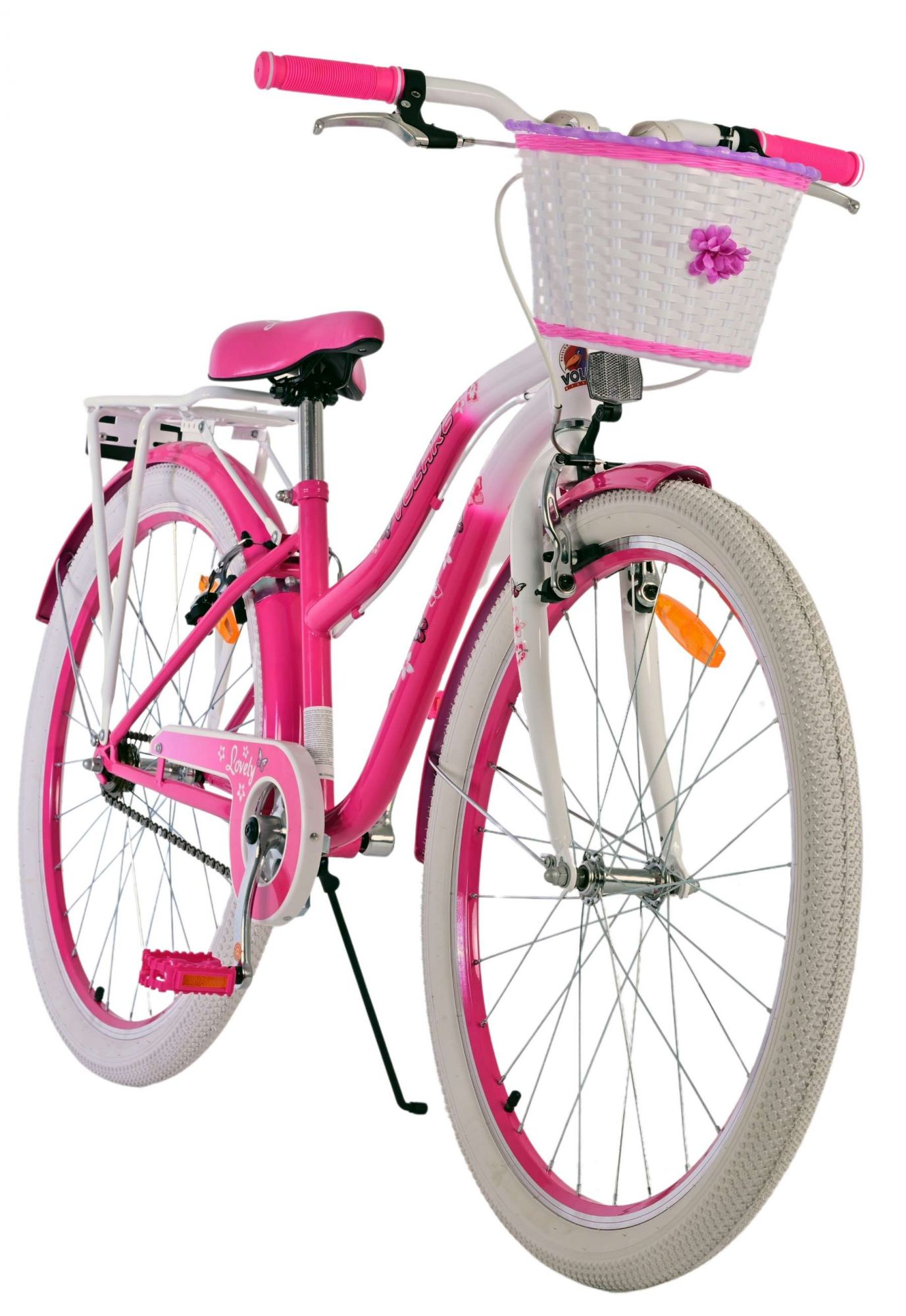 Ein rosa-weißes Fahrrad mit Korb, weißen Reifen und rosa Sitz vor weißem Hintergrund.