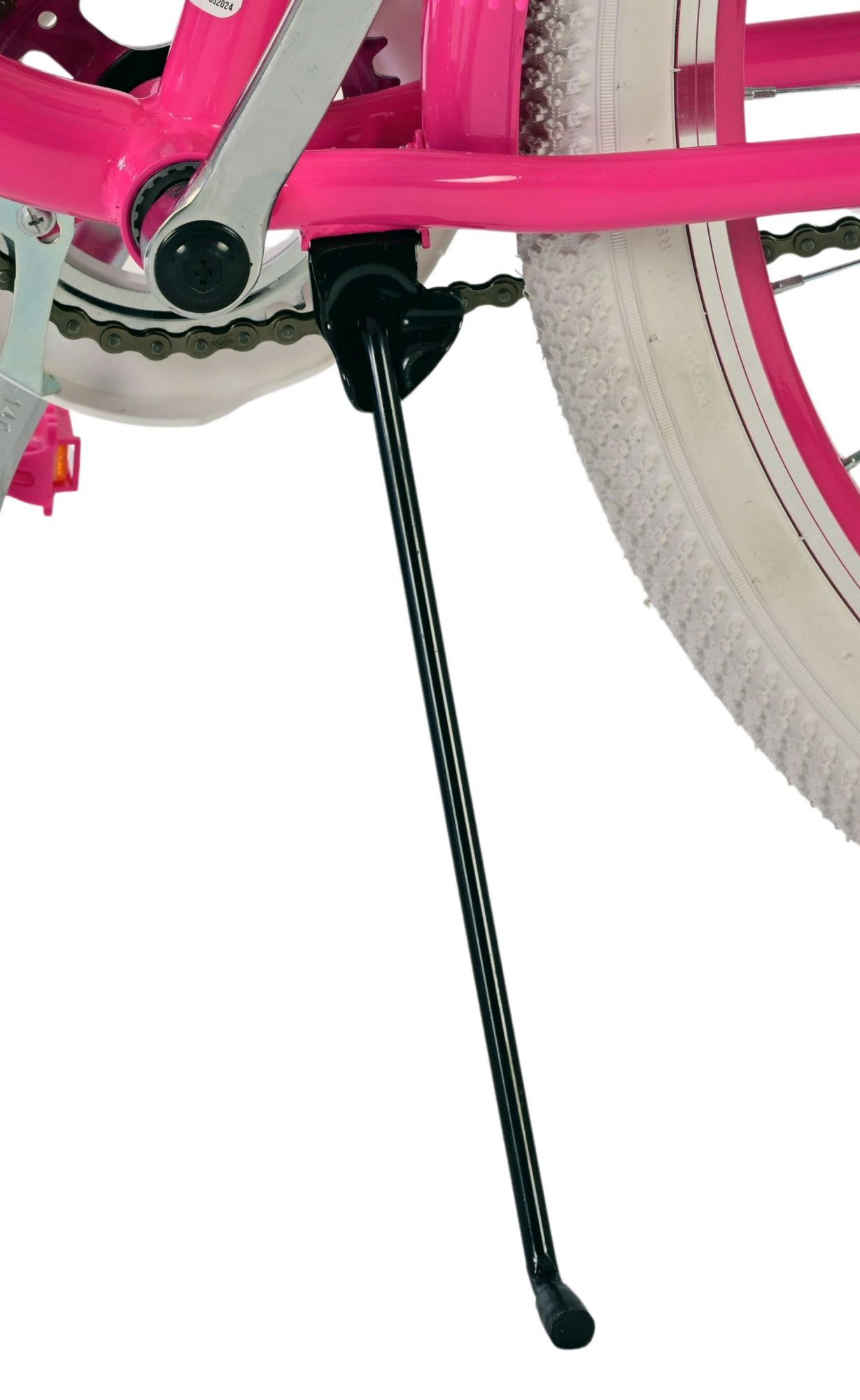 Rosa Fahrrad mit ausgeklapptem schwarzem Ständer. Das Fahrrad steht vor weißem Hintergrund.