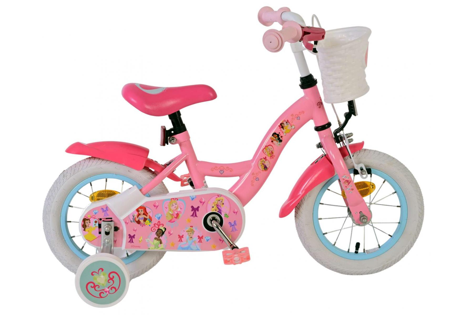 Rosa Kinderfahrrad mit Stützrädern und einem Korb auf weißem Hintergrund.