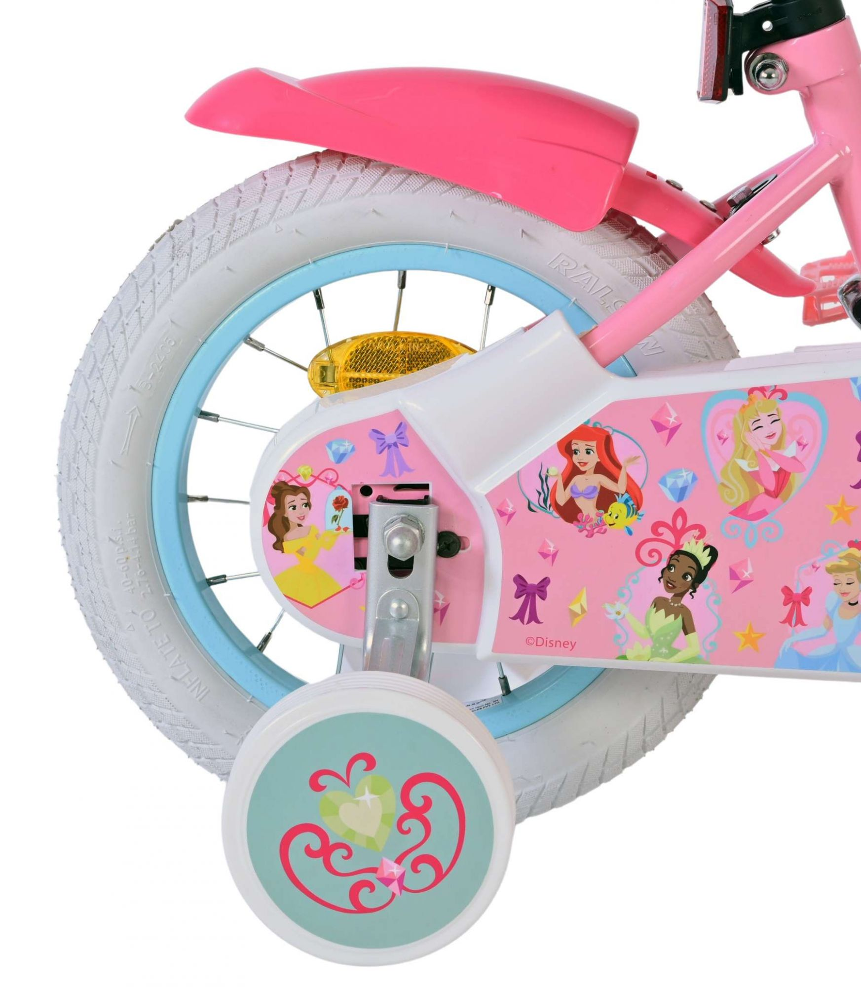 Nahaufnahme eines rosa Fahrradrads mit Prinzessinnen-Design. Stützräder und ein rosa Kotflügel sind sichtbar.