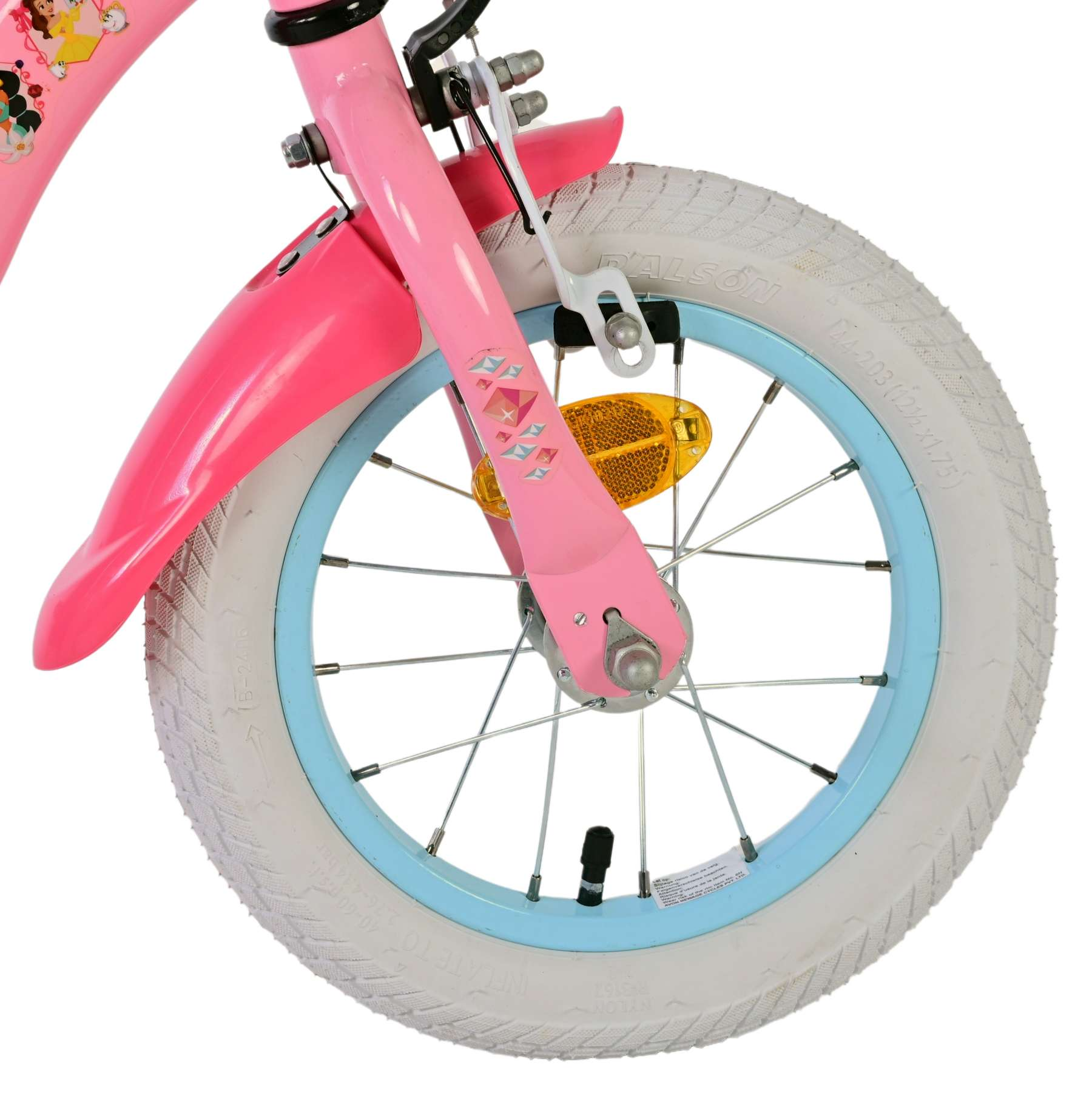 Nahaufnahme eines pinken Fahrradrads mit blauem Felgenrand und weißem Reifen.