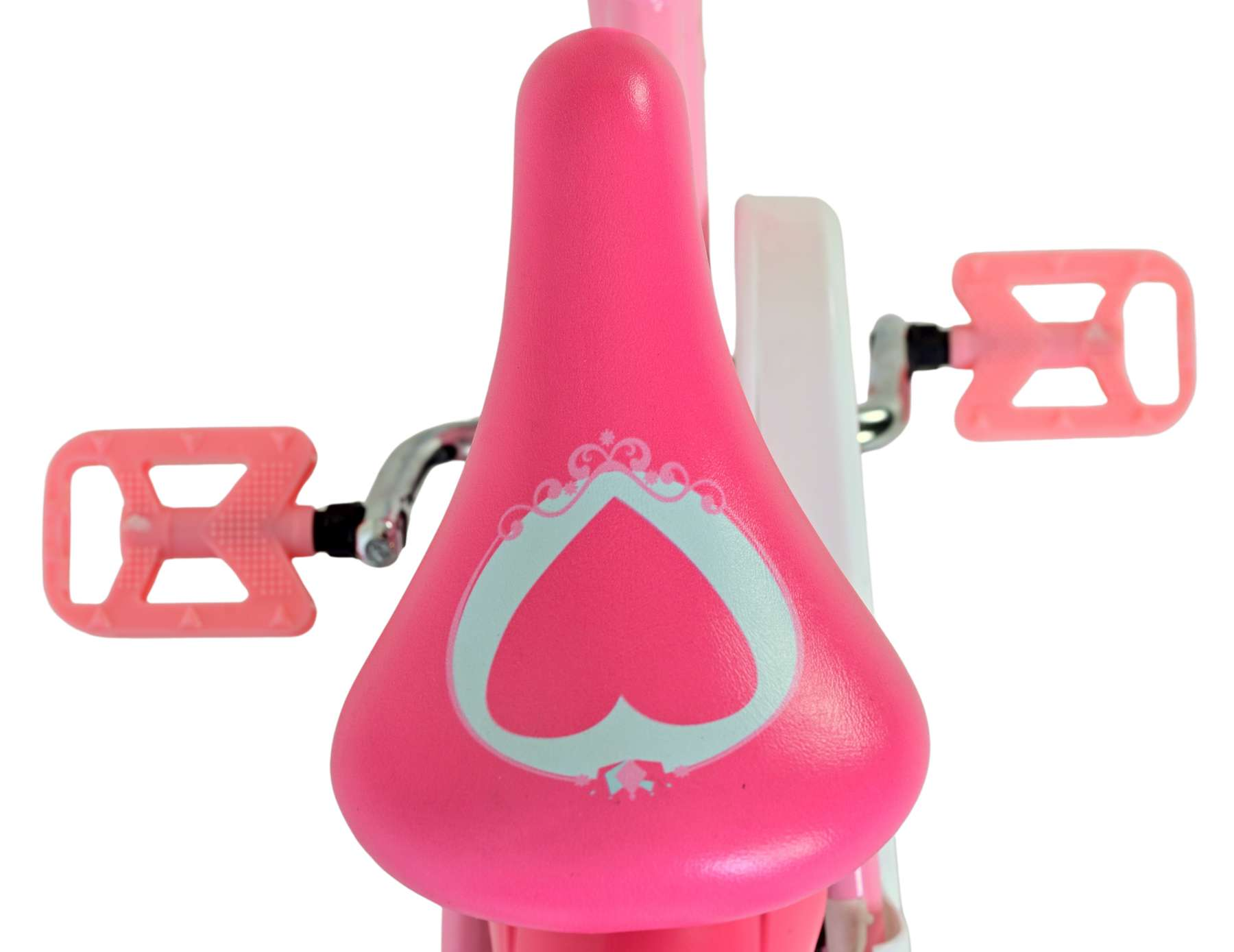 Nahaufnahme eines rosa Fahrradsattels. Er hat ein Herzdesign mit weißem Rand und einer Krone.