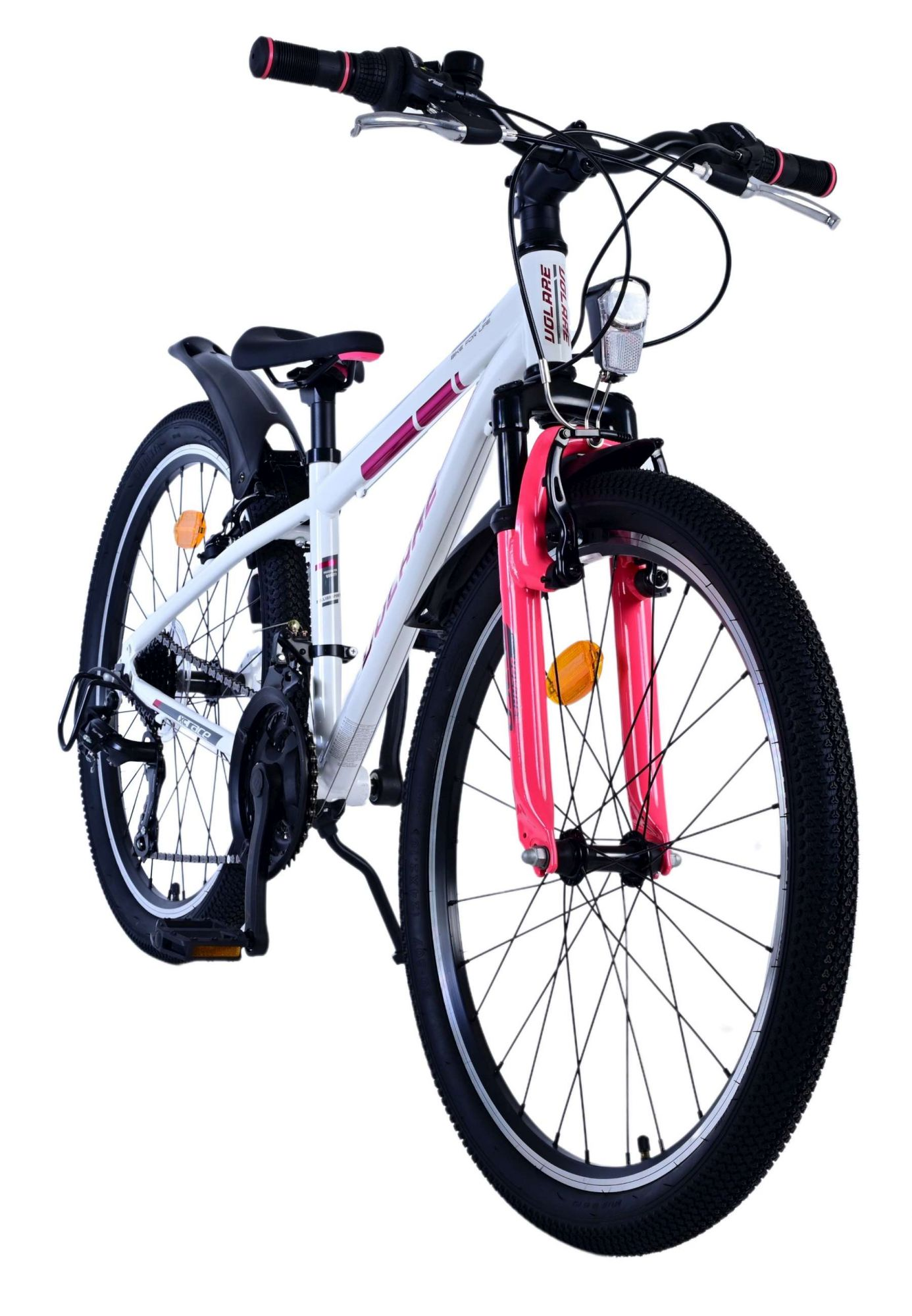 Weißes und rosa Fahrrad mit schwarzen Reifen, auf weißem Hintergrund.