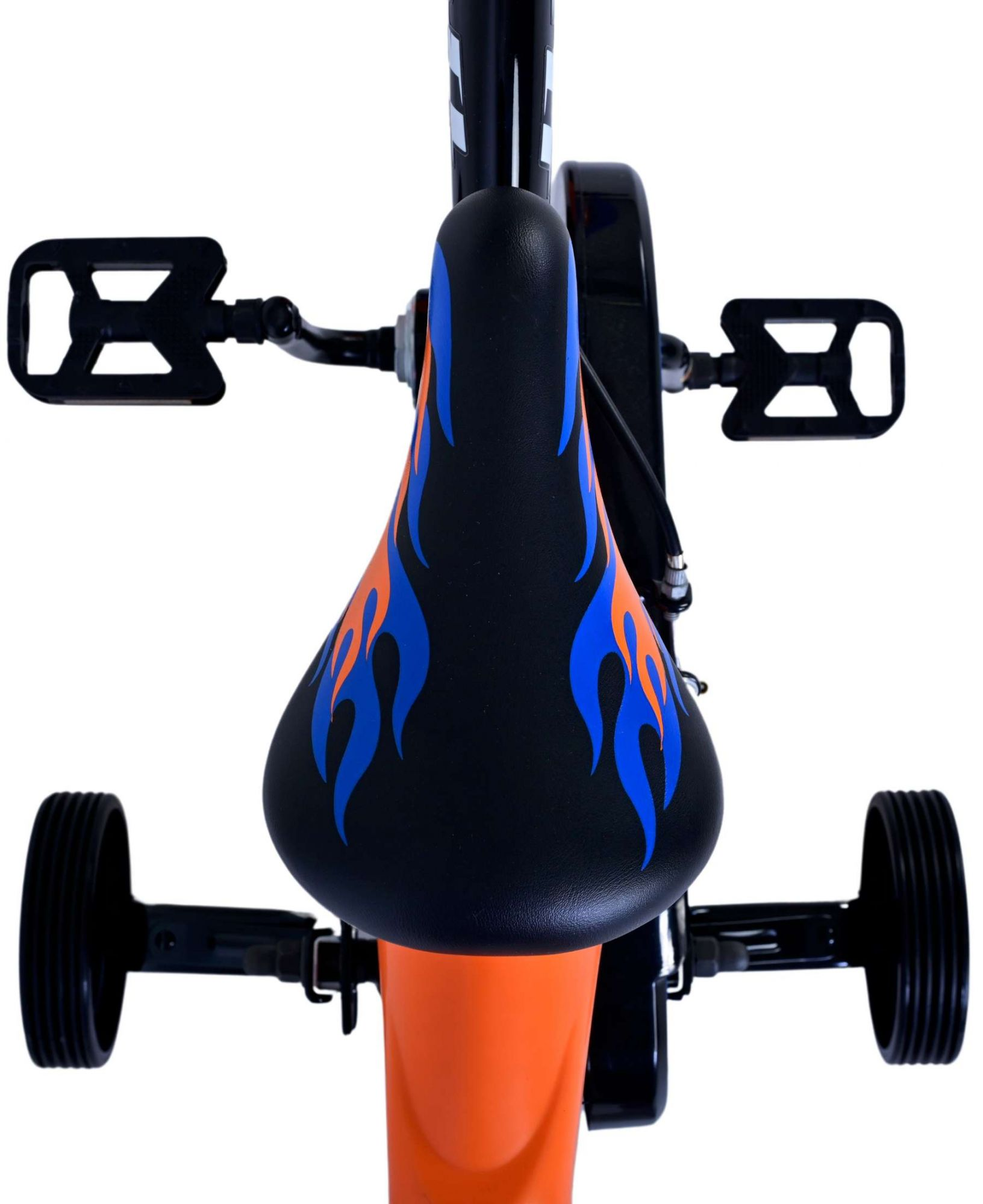 Nahaufnahme eines Fahrradsitzes, schwarz mit orangefarbenem und blauem Flammendesign und Pedalen, weißer Hintergrund.