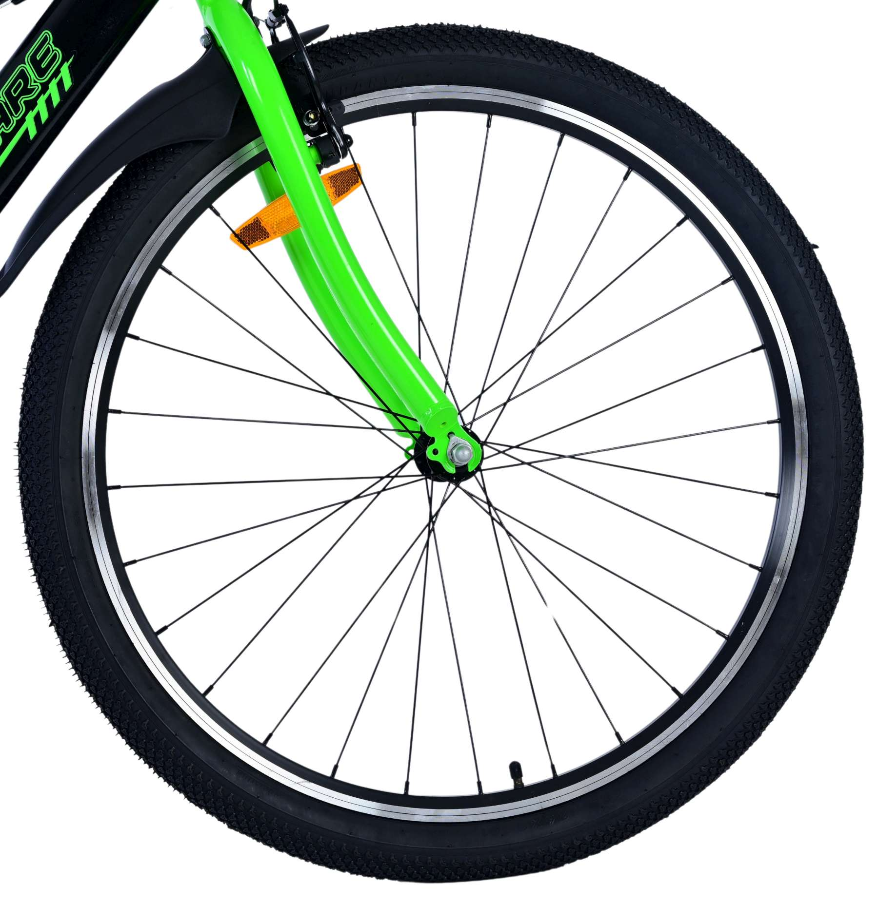 Ein Fahrradrad mit einem schwarzen Reifen und einer silbernen Felge. Grüne Gabel und ein Reflektor vorne.