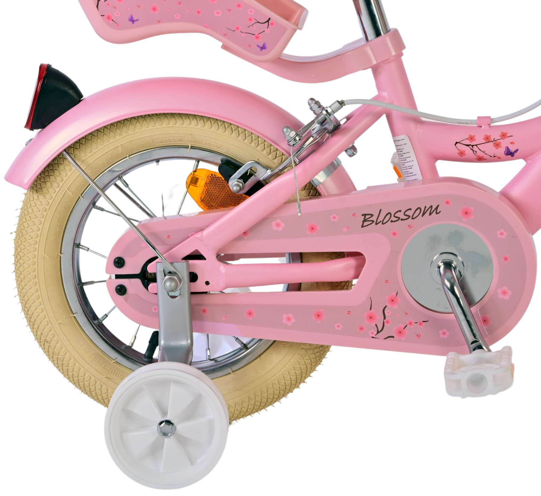 Rosa Kinderfahrrad. Zeigt Details von Hinterrad, Pedalen und Stützrädern.