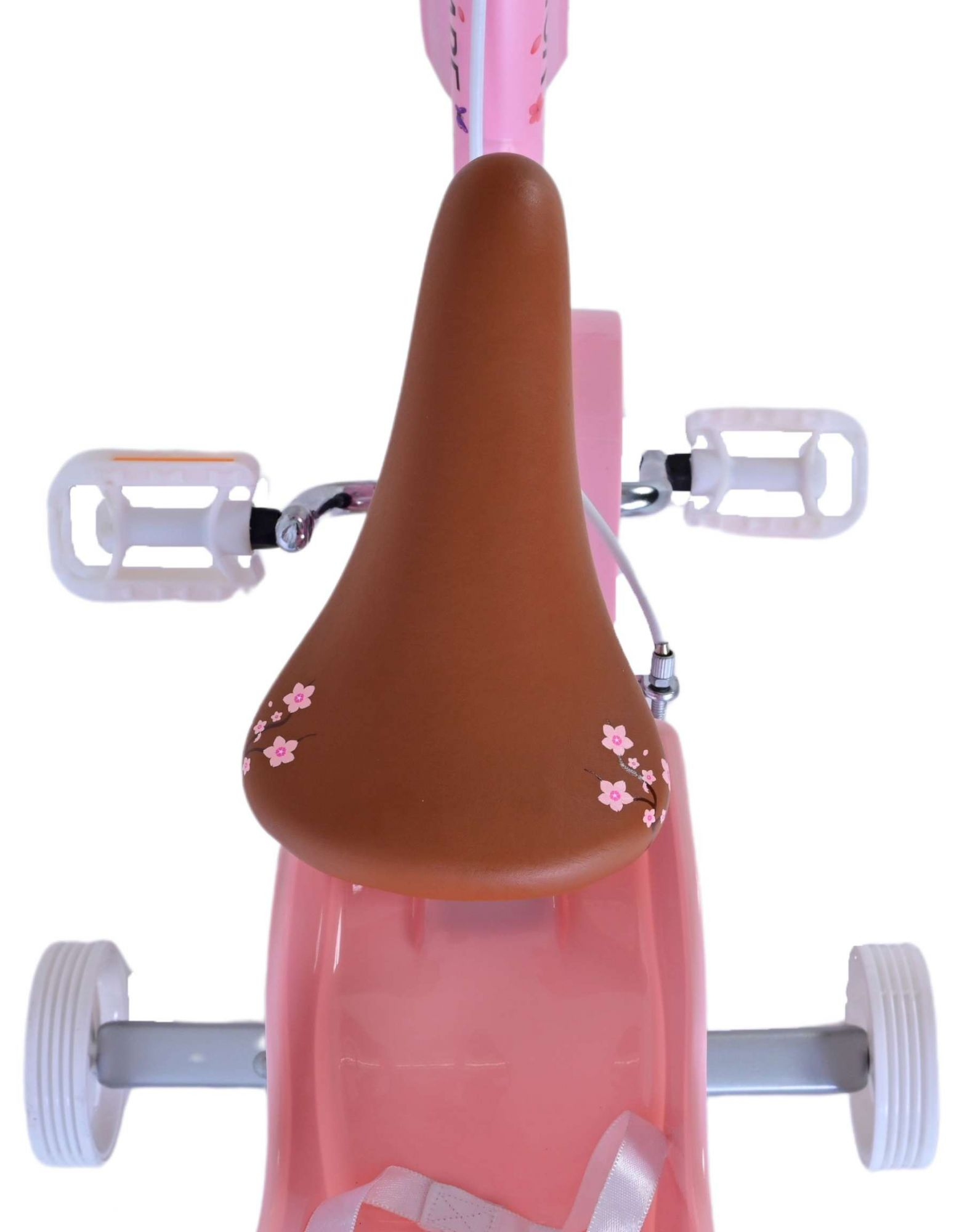 Nahaufnahme eines rosa Fahrradsattels mit Blumendesigns. Der Sattel ist braun und über dem Rahmen.