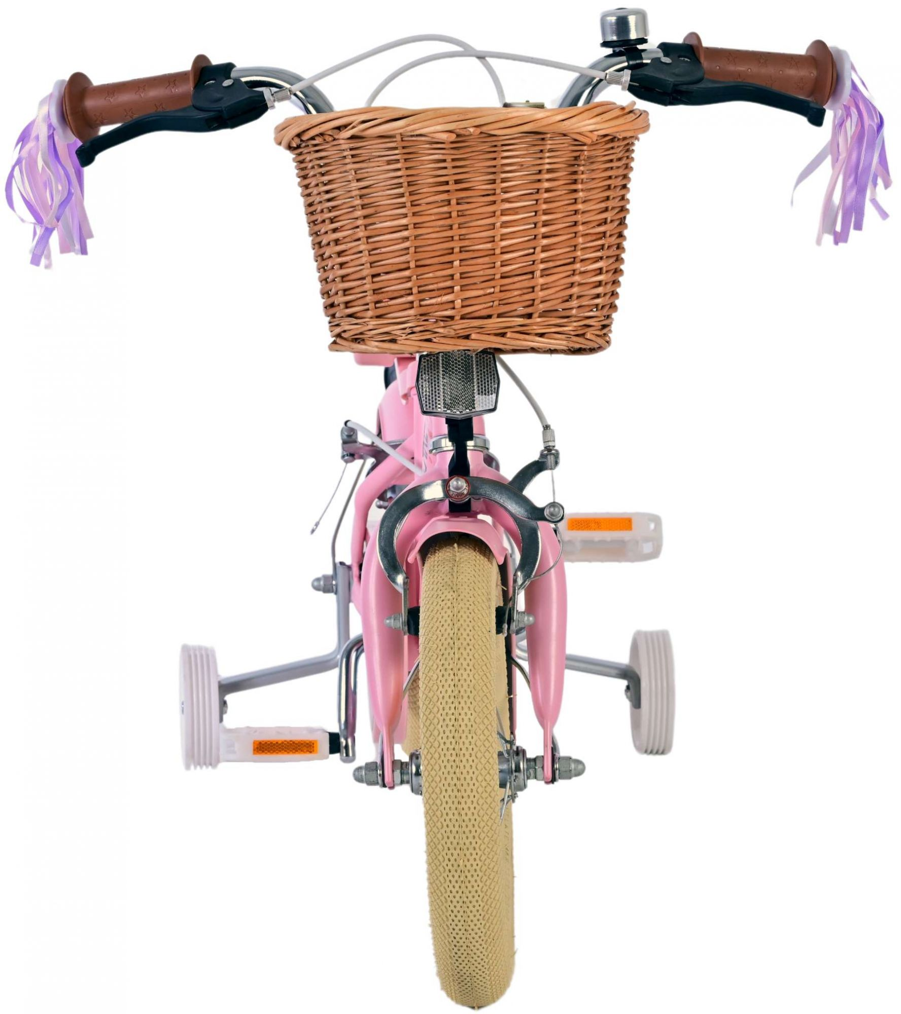 Ein rosa Kinderfahrrad mit Korb und Stützrädern. Braune Lenker mit Bändern.