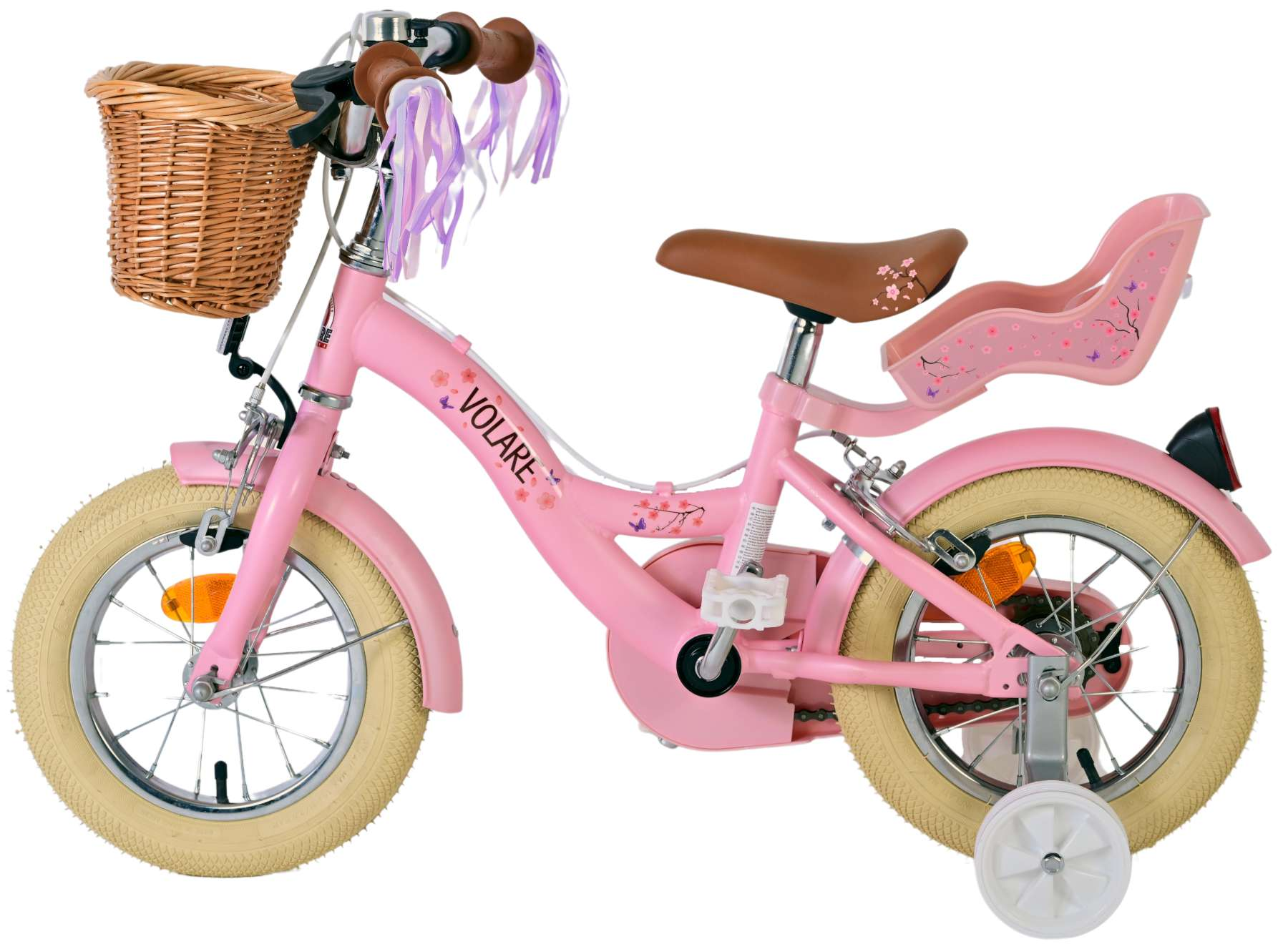 Rosa Fahrrad mit Weidenkorb, Stützrädern und Kindersitz, isoliert.